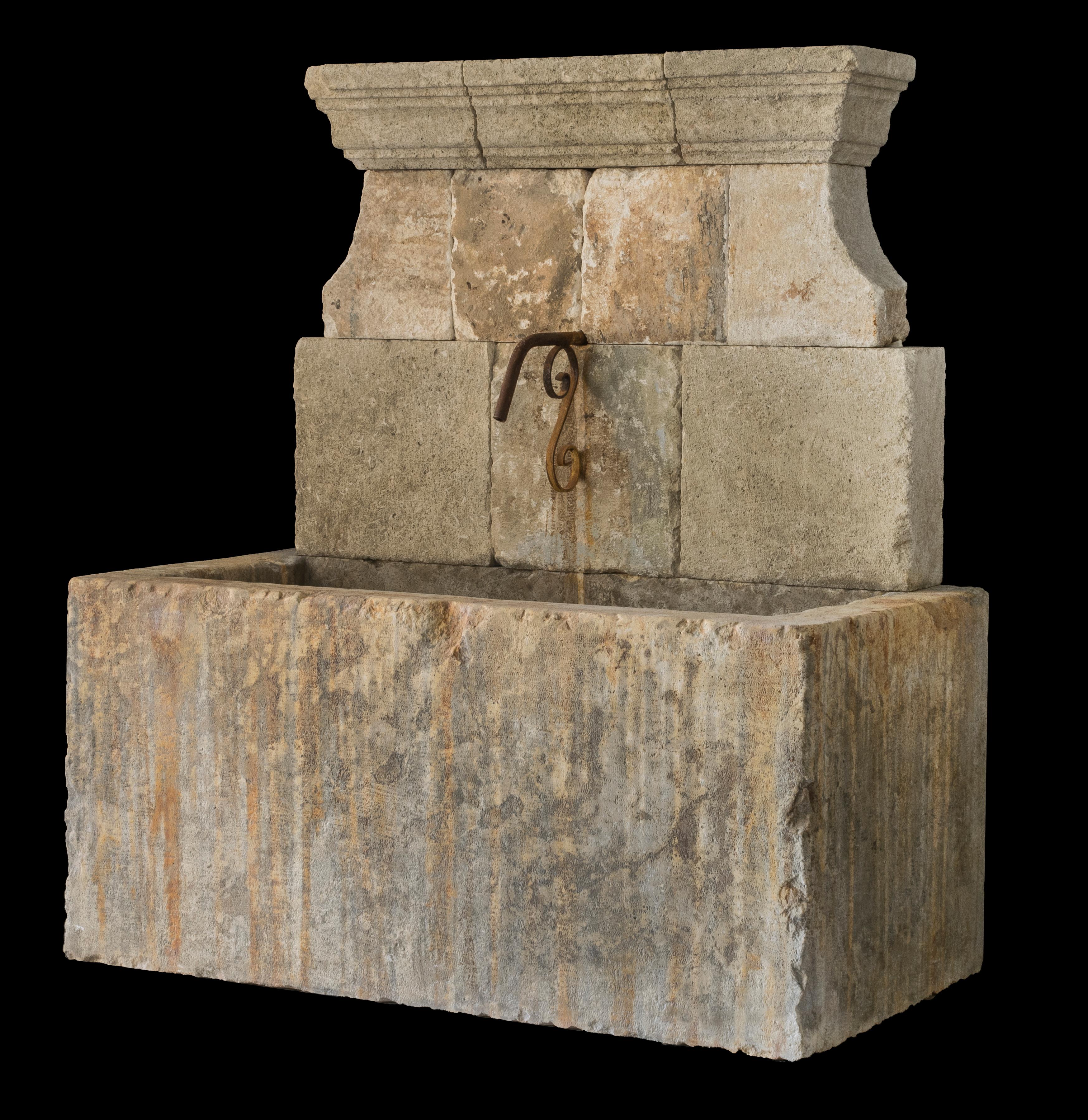 Fuente de piedra antigua - Fuente de pared de piedra caliza - Fuente de jardín antigua Francés en venta