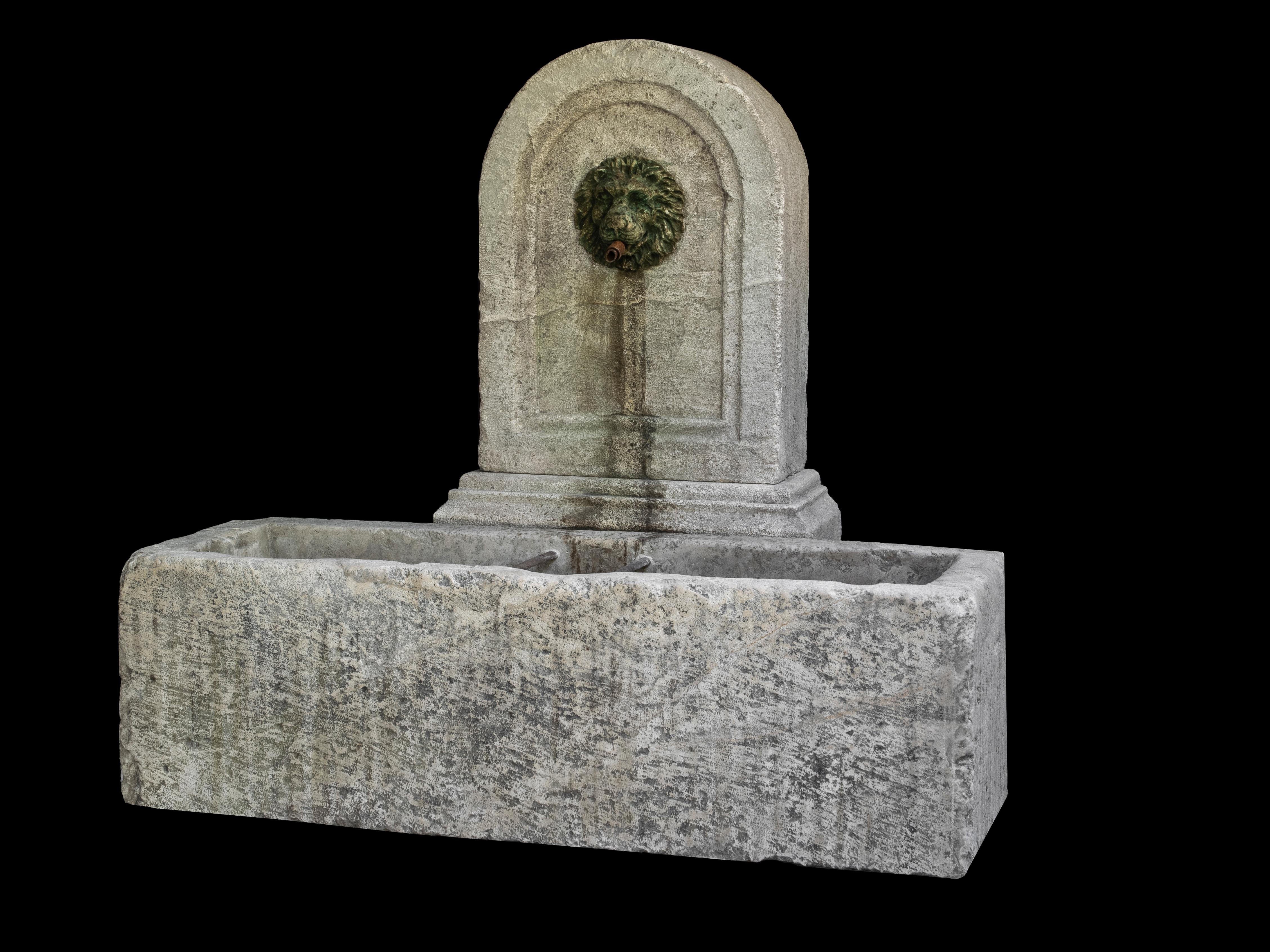 Old Stone Fountain – Kalkstein-Wandbrunnen – Antiker Gartenbrunnen (Handgeschnitzt) im Angebot