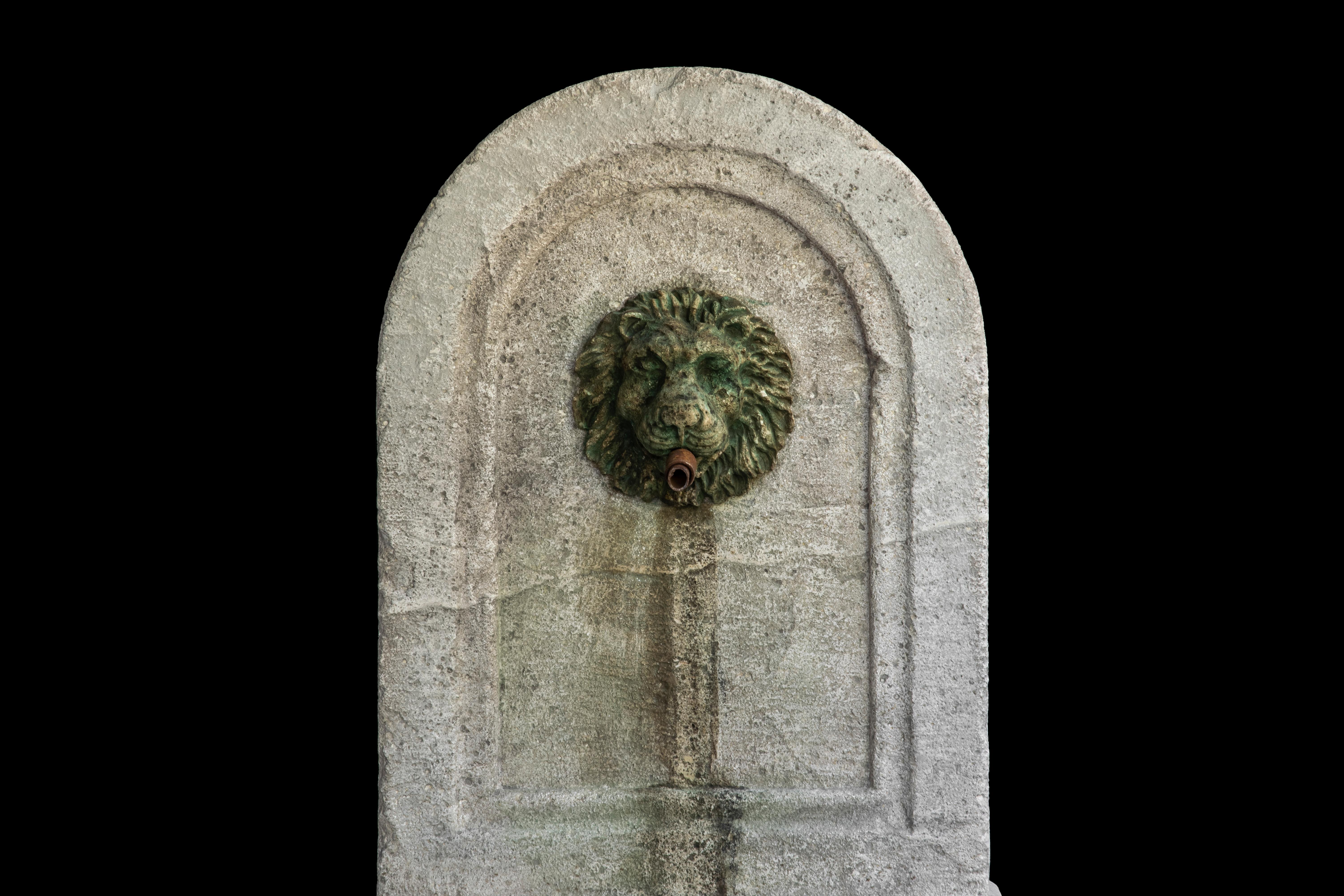Old Stone Fountain – Kalkstein-Wandbrunnen – Antiker Gartenbrunnen im Zustand „Starke Gebrauchsspuren“ im Angebot in Costa Mesa, CA