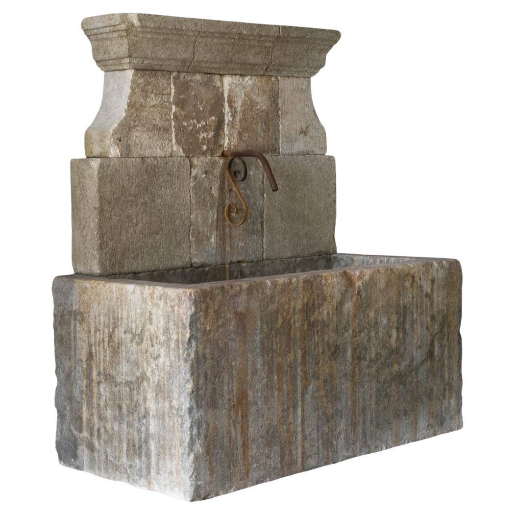 Fuente de piedra antigua - Fuente de pared de piedra caliza - Fuente de jardín antigua