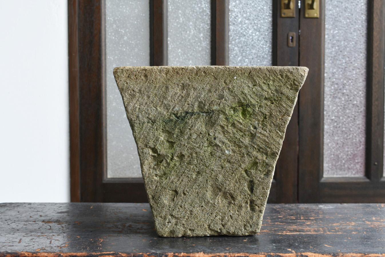 There is a culture in Japan that makes gardens beautiful.
It is this stone that is placed in the place where visitors wash their hands.
It is called 