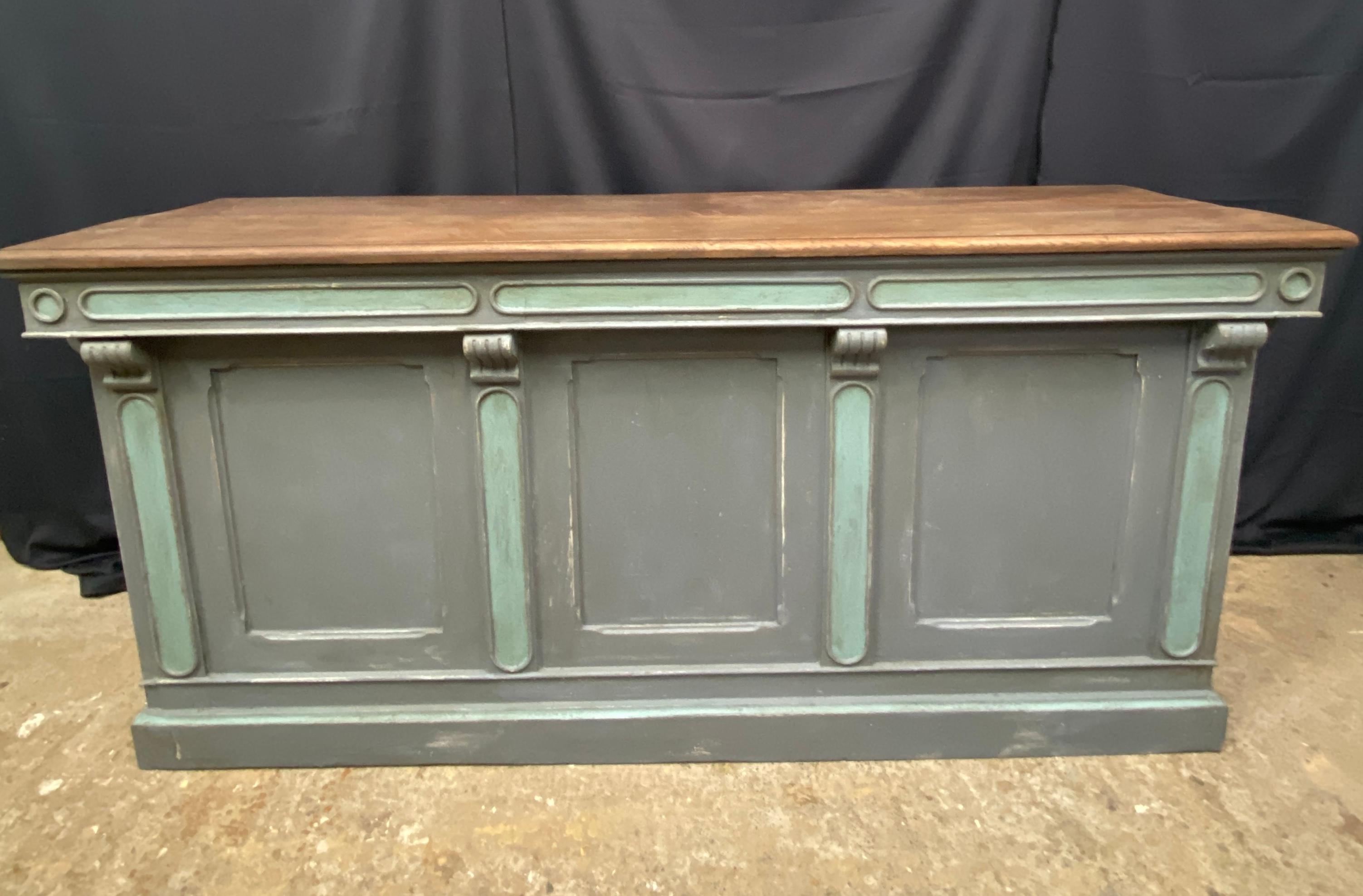 magnificent store counter with 29 drawers at the end of the 19th century, it has retained its original patina and has not had any restoration pretty oak shelf in perfect state of conservation 
very decorative