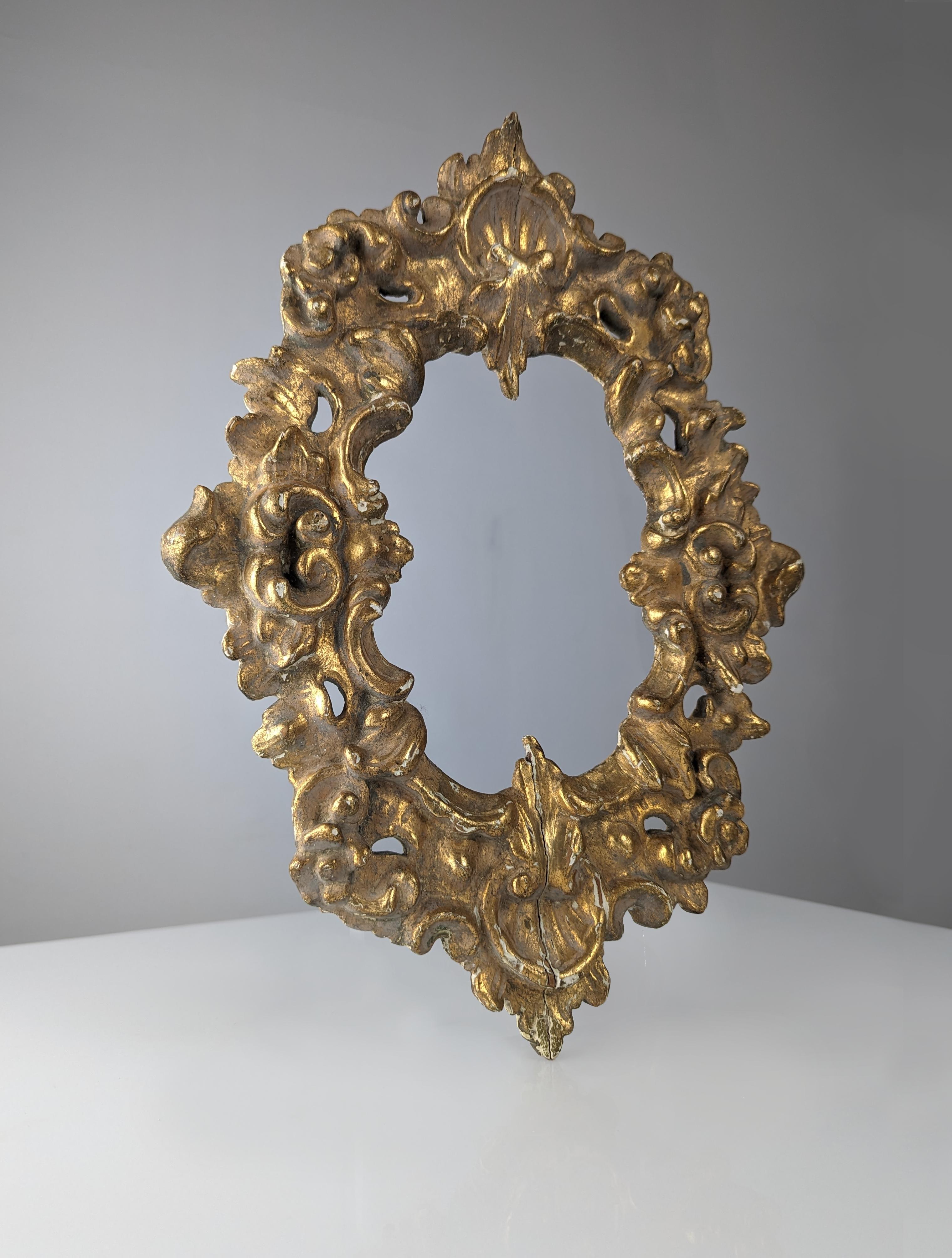 Old stuccoed wooden gilt frame In Fair Condition For Sale In Benalmadena, ES