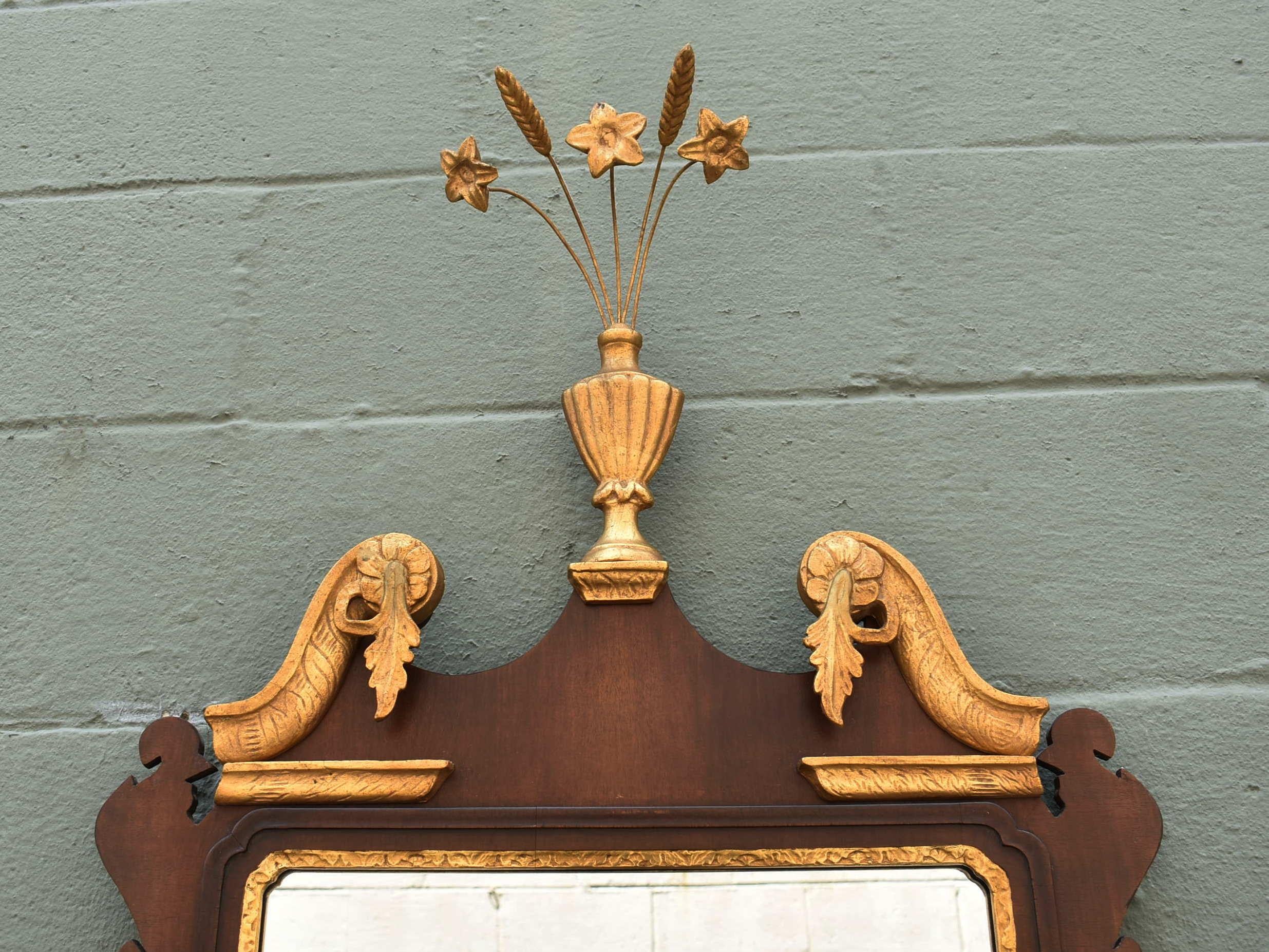 Miroir Chippendale en acajou et doré du Vieux Village de Sturbridge avec détails de l'urne et des fleurs. Reproduction sous licence spéciale d'un original de la collection du Village. Ornementation très détaillée. Très bon à excellent état.