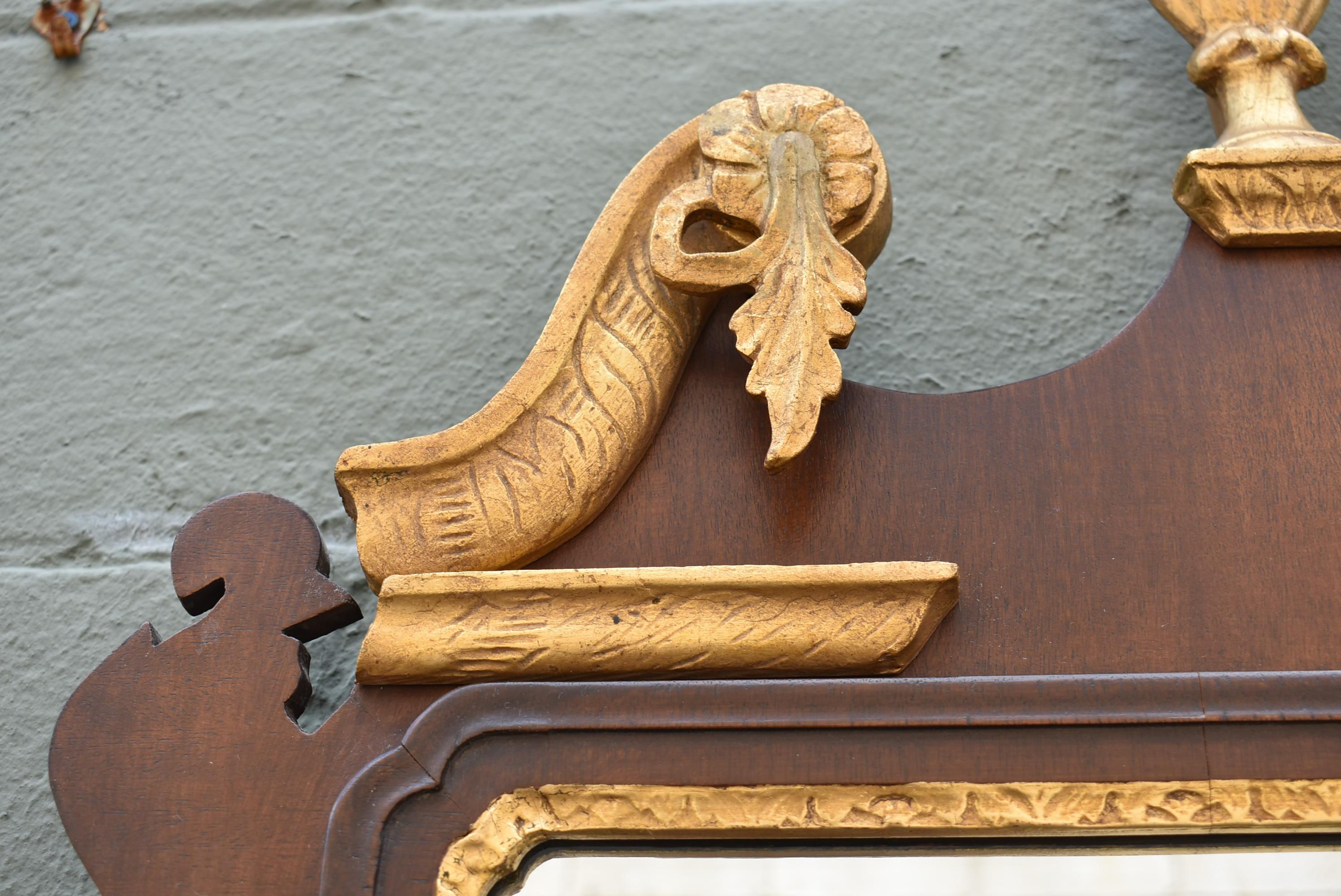 Nord-américain Ancienne urne en acajou et miroir doré avec fleur de style Chippendale du Vieux Sturbridge Village