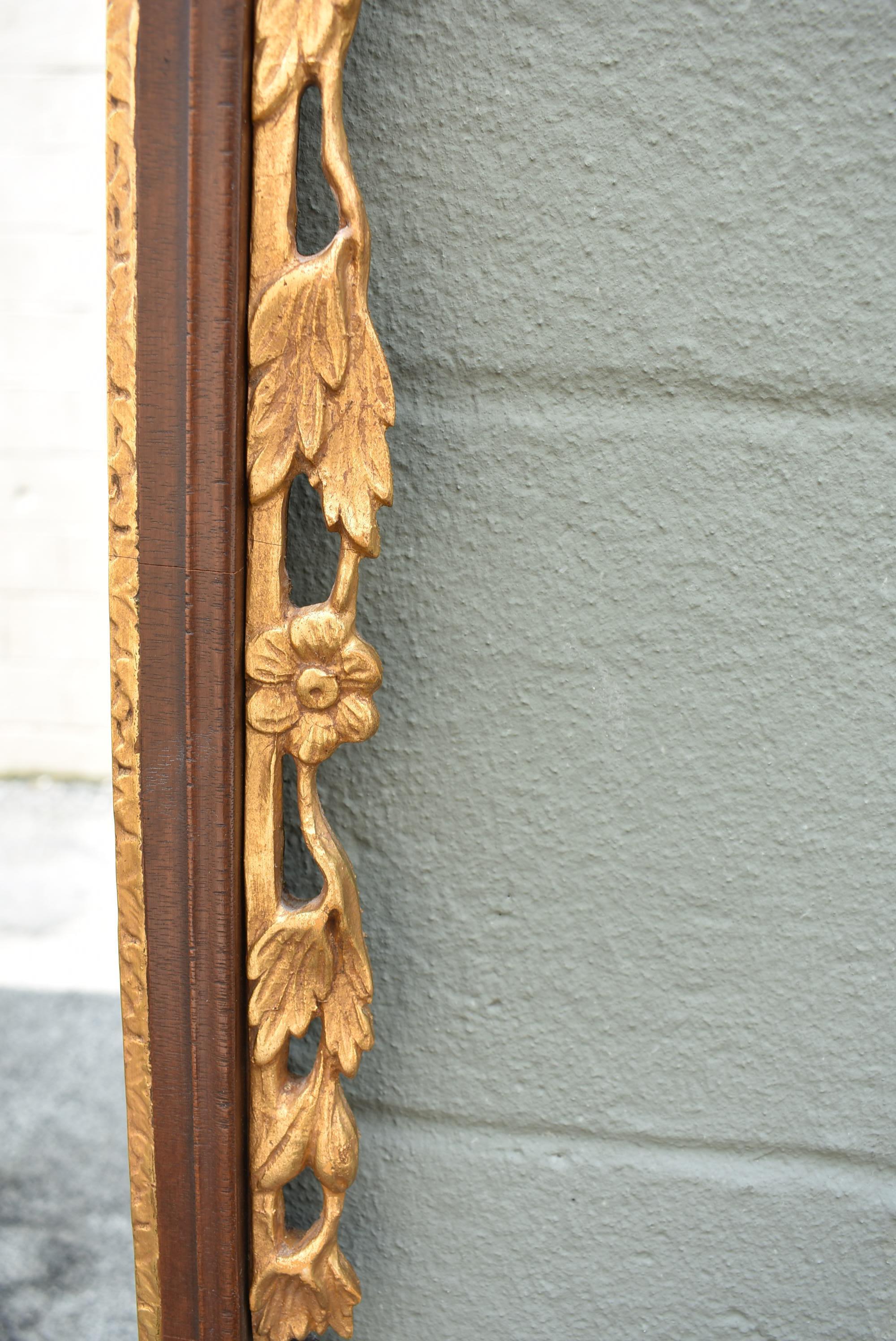 Doré Ancienne urne en acajou et miroir doré avec fleur de style Chippendale du Vieux Sturbridge Village