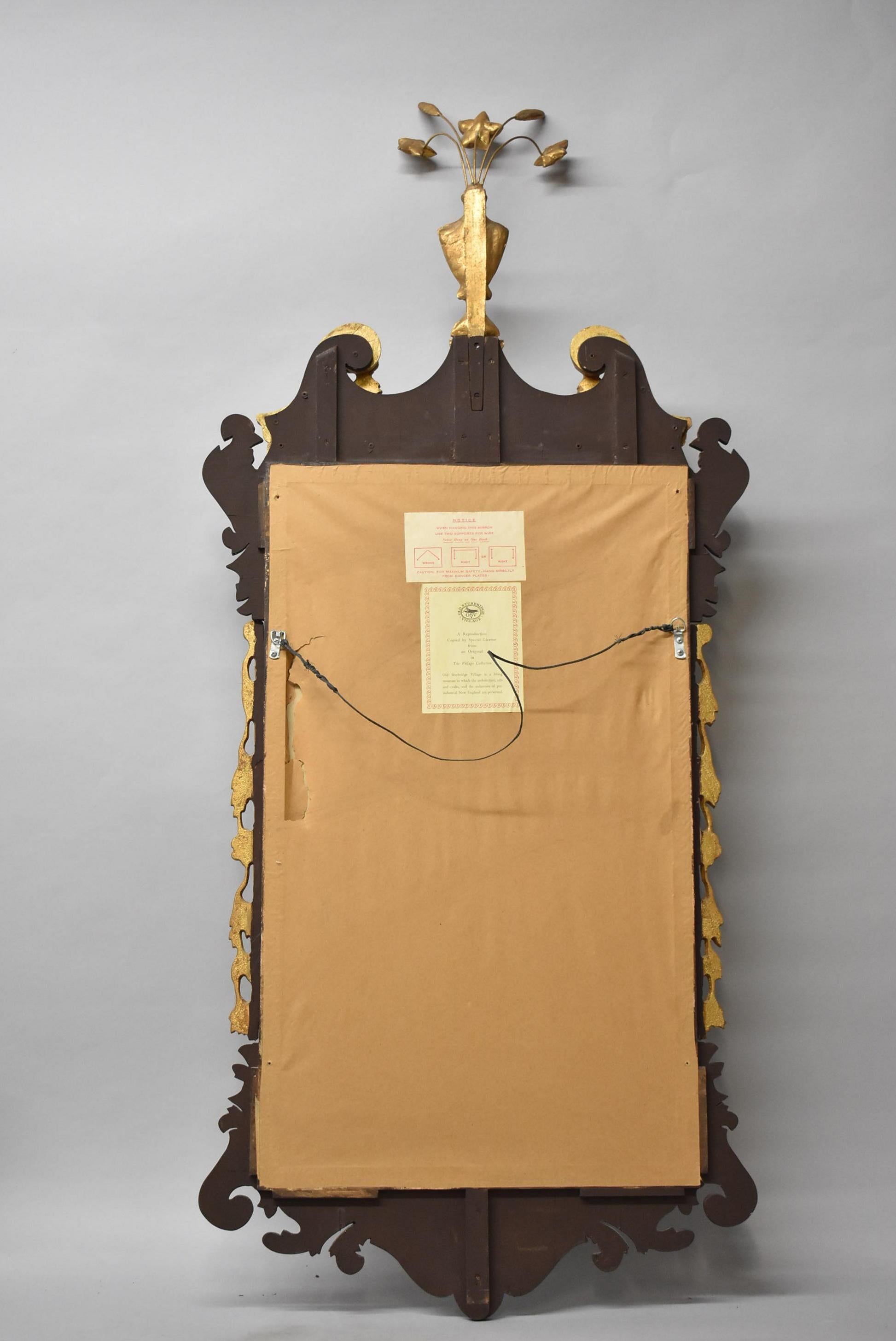 Ancienne urne en acajou et miroir doré avec fleur de style Chippendale du Vieux Sturbridge Village Bon état à Toledo, OH