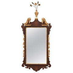 Ancienne urne en acajou et miroir doré avec fleur de style Chippendale du Vieux Sturbridge Village