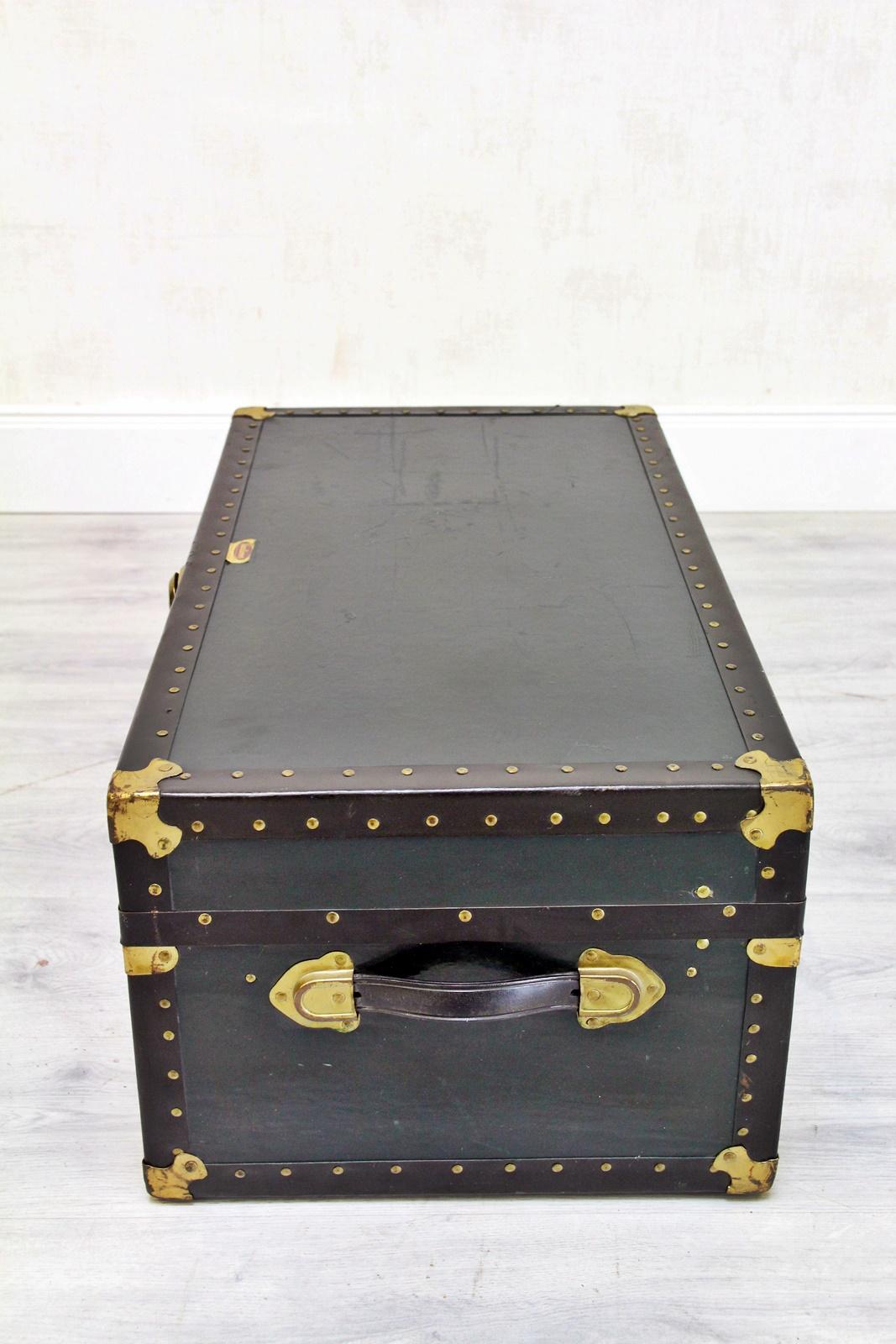 Old Suitcase Stool Antique Chair Coffee Table Overseas Case Vintage In Good Condition For Sale In Lage, DE