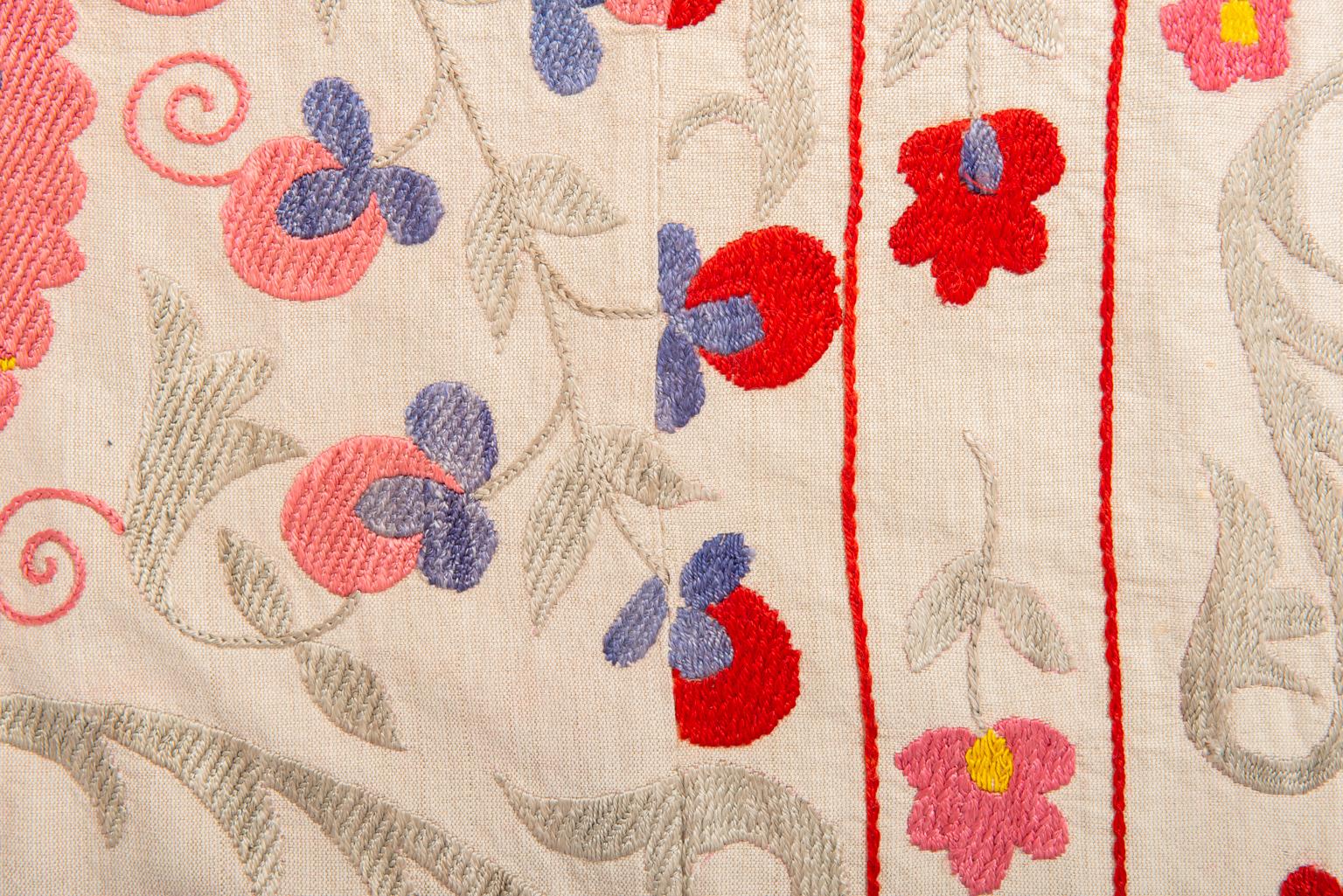 Old Susani Uzbekistan Silk Embroidered Tapestry In Good Condition In Alessandria, Piemonte