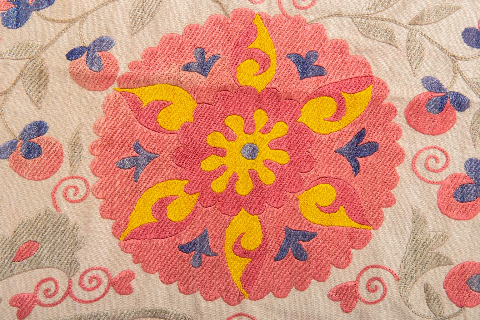 Old Susani from Uzbekistan, very fine with a strange feature that's not a defeat: on one side the rosettes of the drawing are more lively, on the other side they are more subdued. But it is not a real washout: it was just embroidered with different