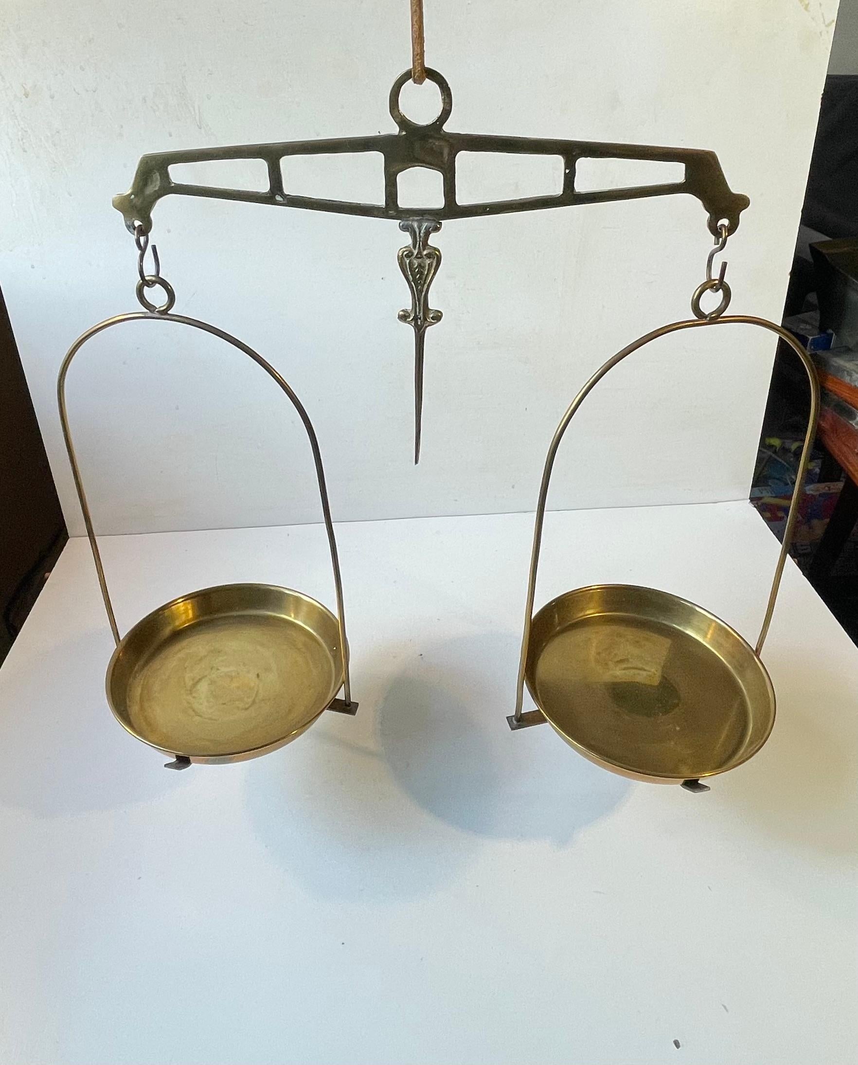 Mid-Century Modern Ancienne balance suspendue en laiton en vente