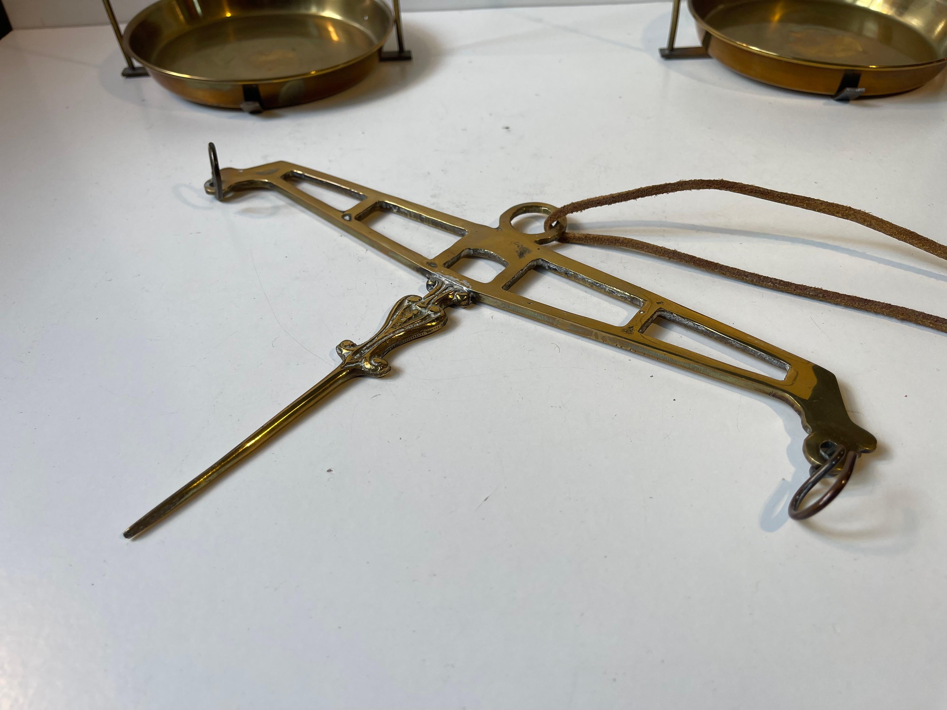 Ancienne balance suspendue en laiton Bon état - En vente à Esbjerg, DK
