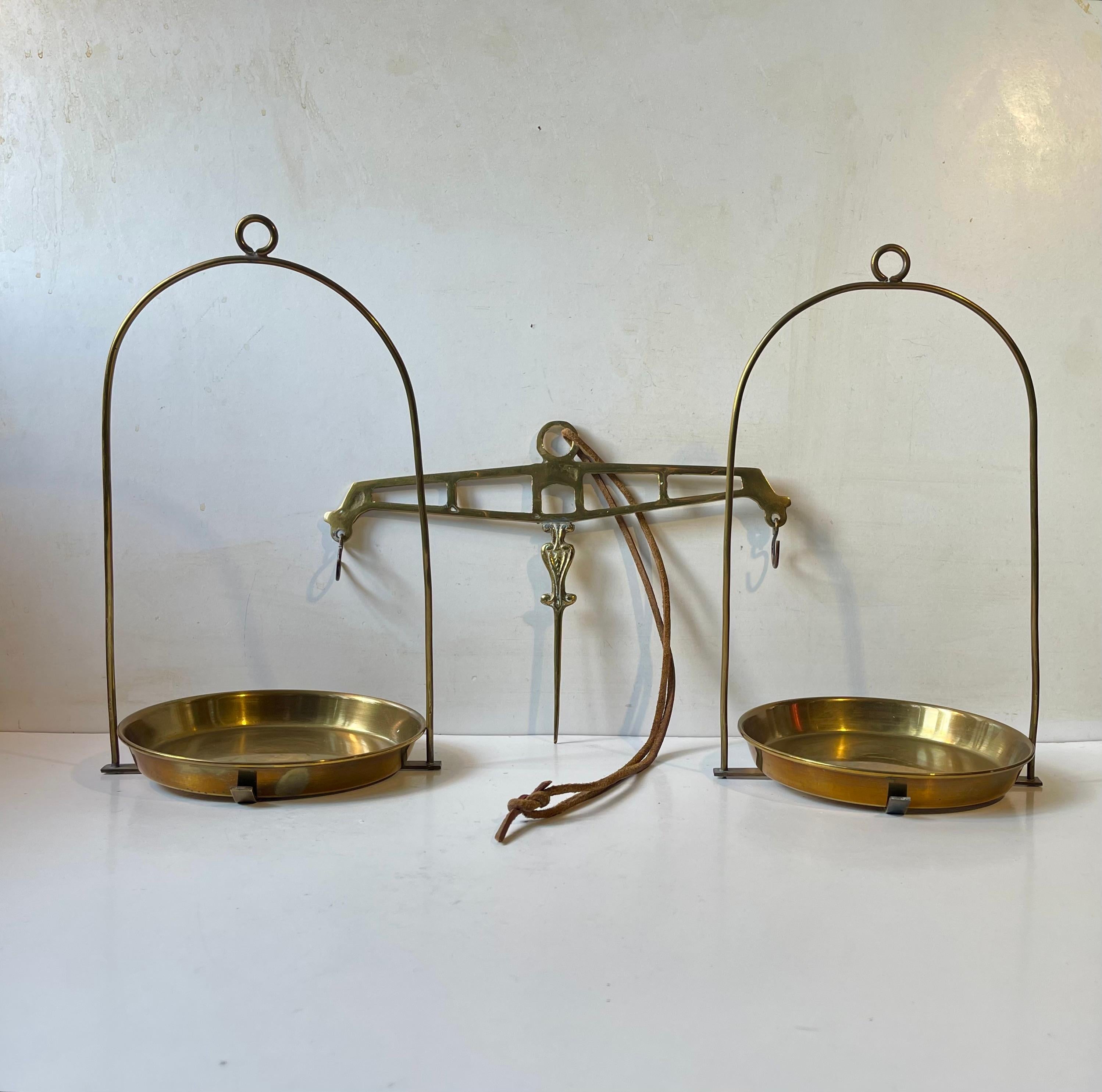 Milieu du XXe siècle Ancienne balance suspendue en laiton en vente