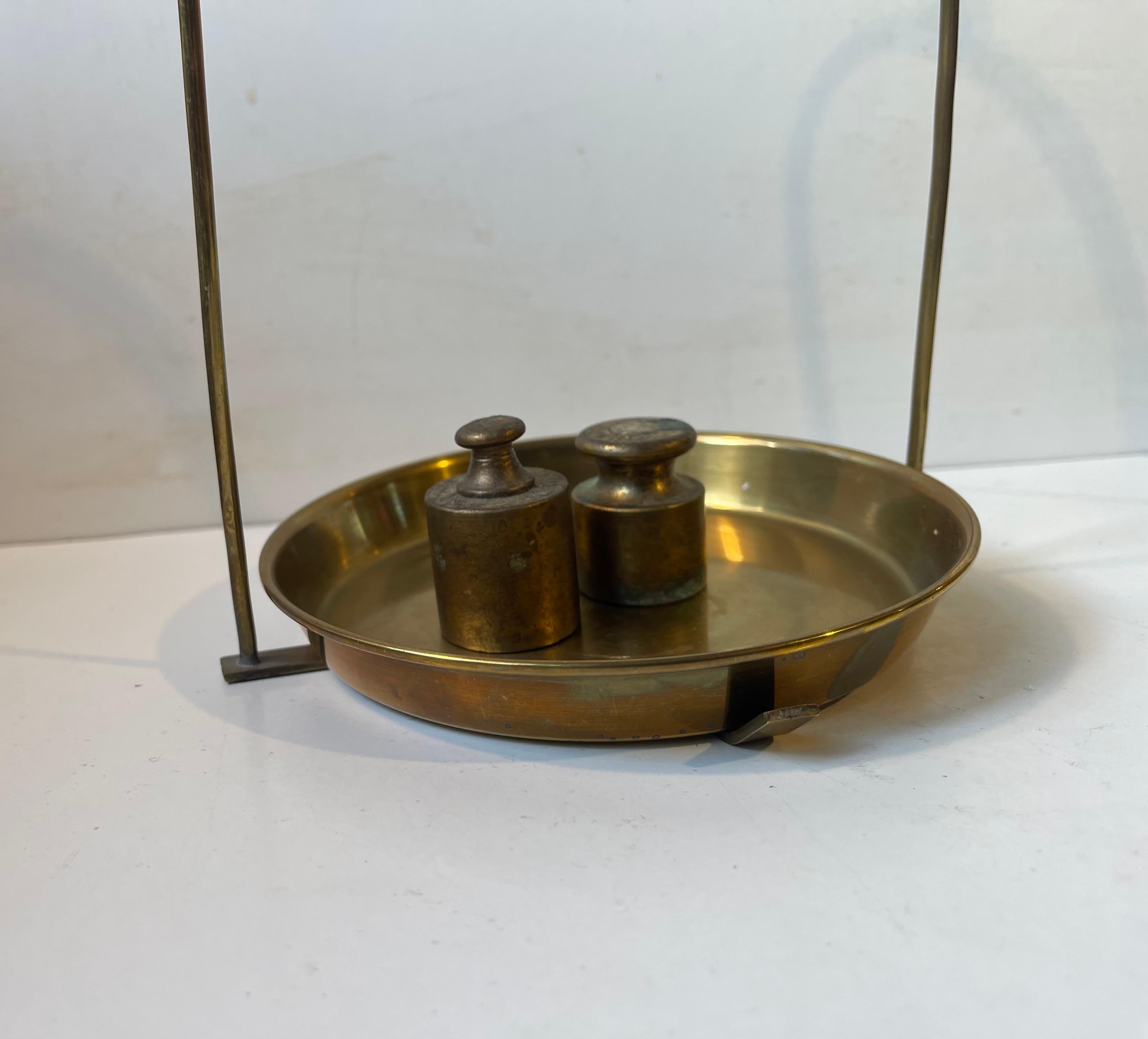 Ancienne balance suspendue en laiton en vente 1