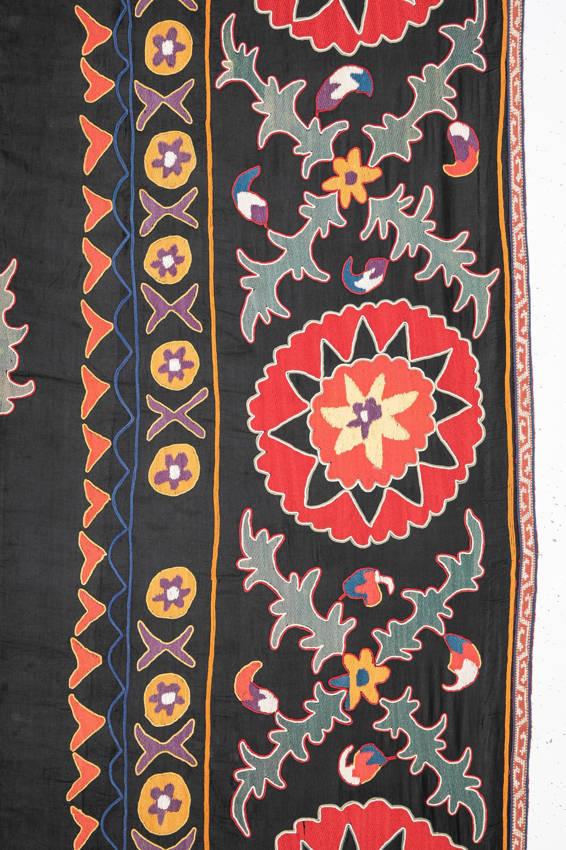 Old Suzani from Uzbekistan Central Asia, Silk on Cotton, 1930s In Good Condition For Sale In Istanbul, TR