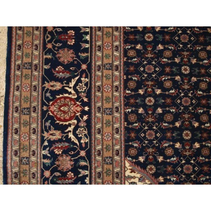 Old Tabriz Carpet with Classic Medallion Design In Good Condition For Sale In Moreton-In-Marsh, GB