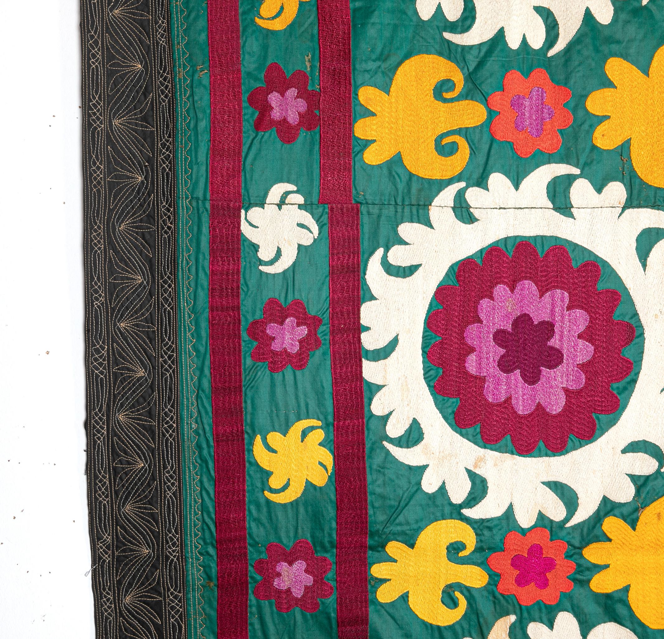 Alte Tajik Suzani aus Zentralasien, Seidenstickerei auf Baumwollgrund, 1930er Jahre im Zustand „Gut“ im Angebot in Istanbul, TR