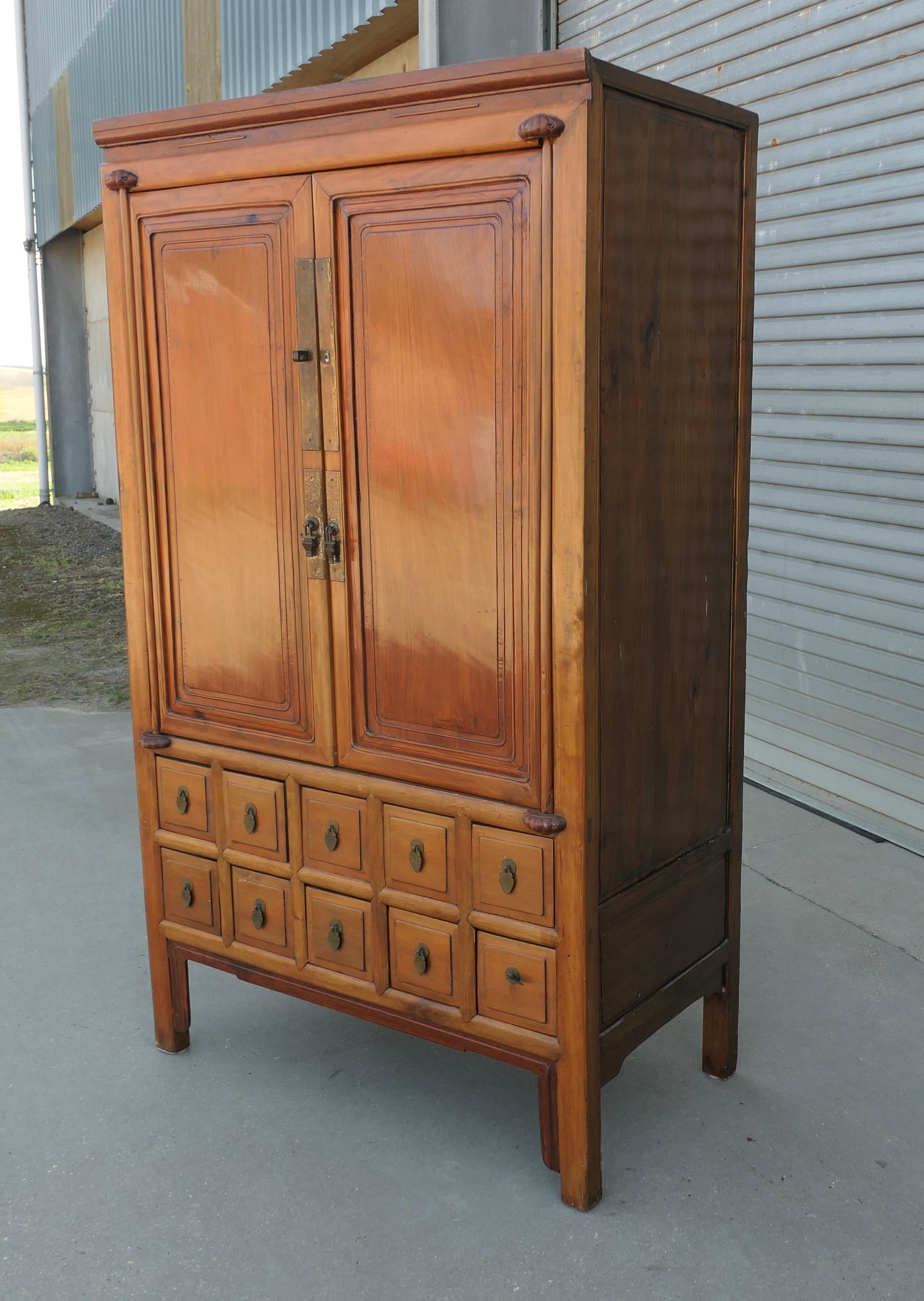 Vecchia credenza in teak con 10 cassetti

Si tratta di un pezzo molto antico e un po' primitivo, con una sezione superiore chiusa e 10 cassetti sottostanti; l'interno è stato utilizzato sia come armadio pensile con una guida in ottone che come