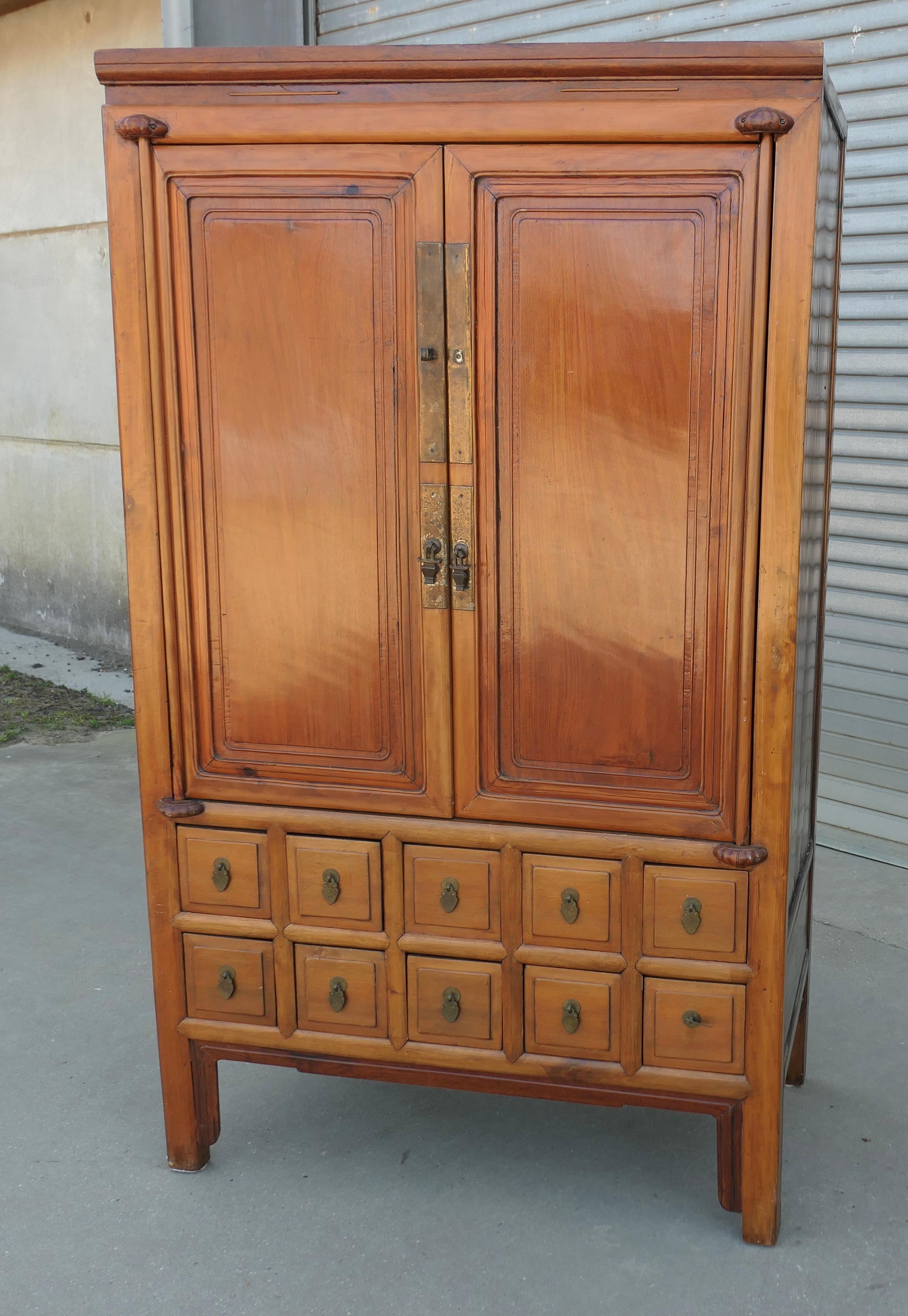 Arts and Crafts Vecchia credenza in teak con 10 cassetti  Un pezzo molto vecchio e un po' primitivo in vendita