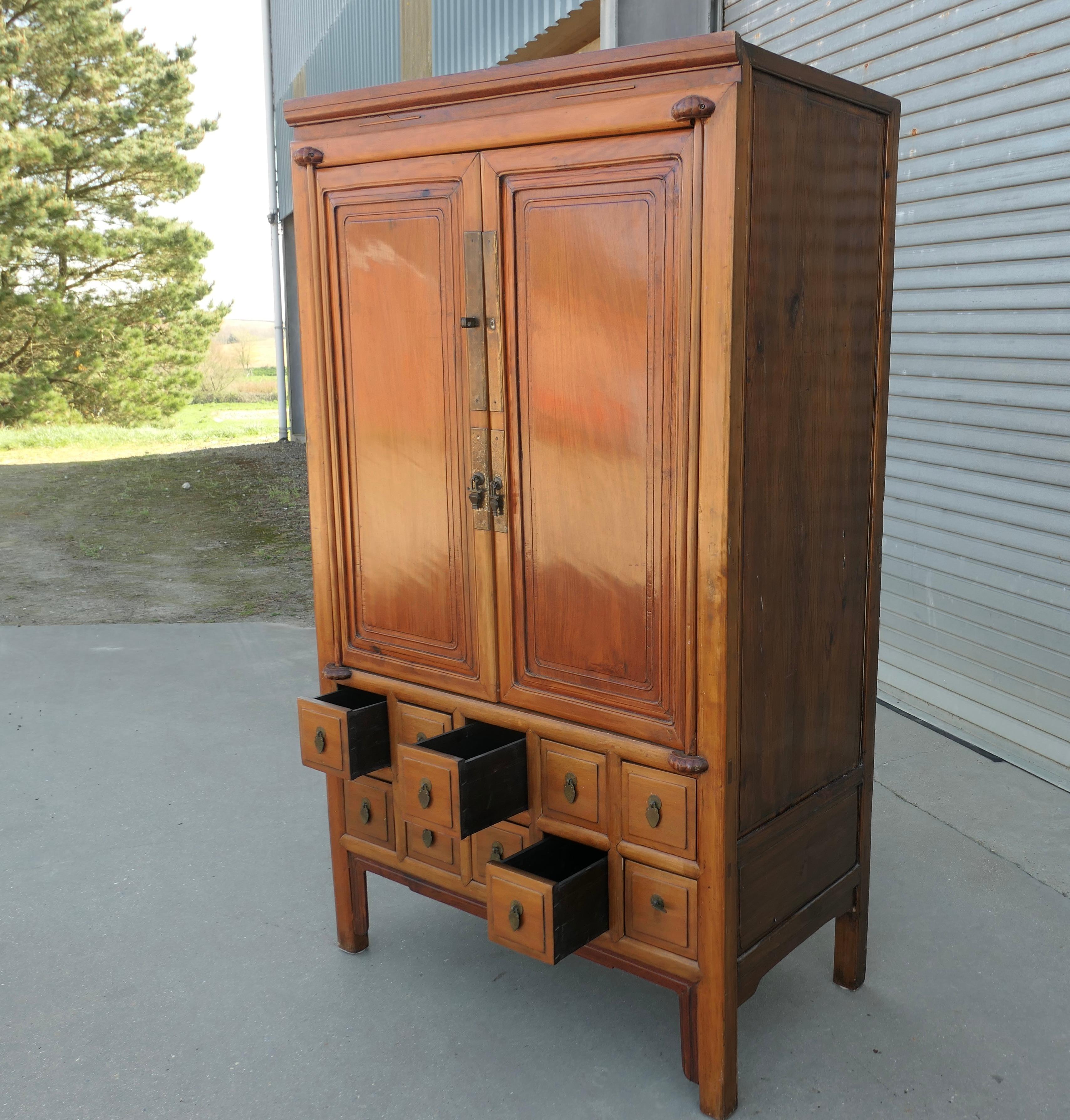 Vecchia credenza in teak con 10 cassetti  Un pezzo molto vecchio e un po' primitivo In condizioni buone in vendita a Godshill, Isle of Wight