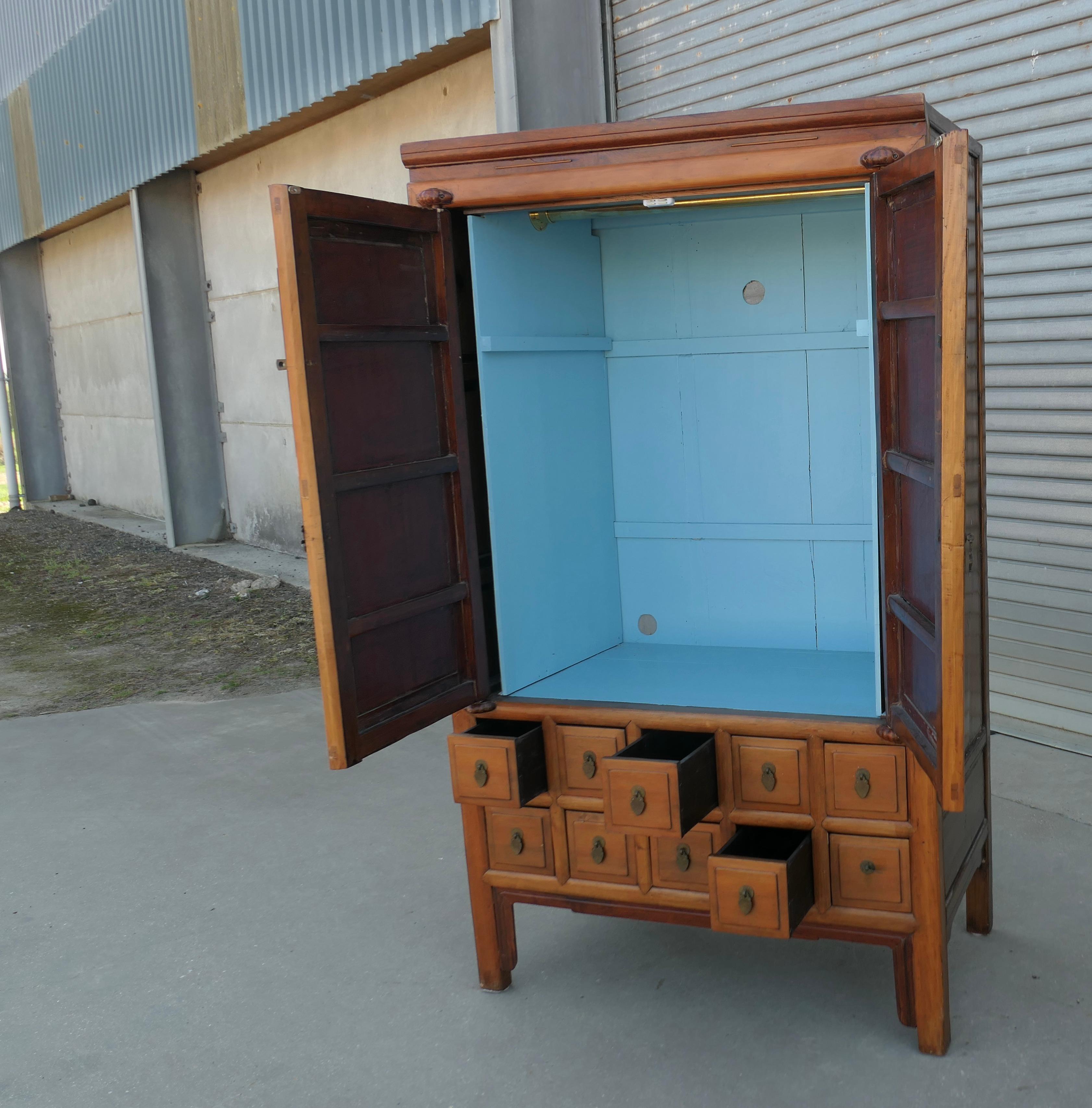 Inizio XX secolo Vecchia credenza in teak con 10 cassetti  Un pezzo molto vecchio e un po' primitivo in vendita