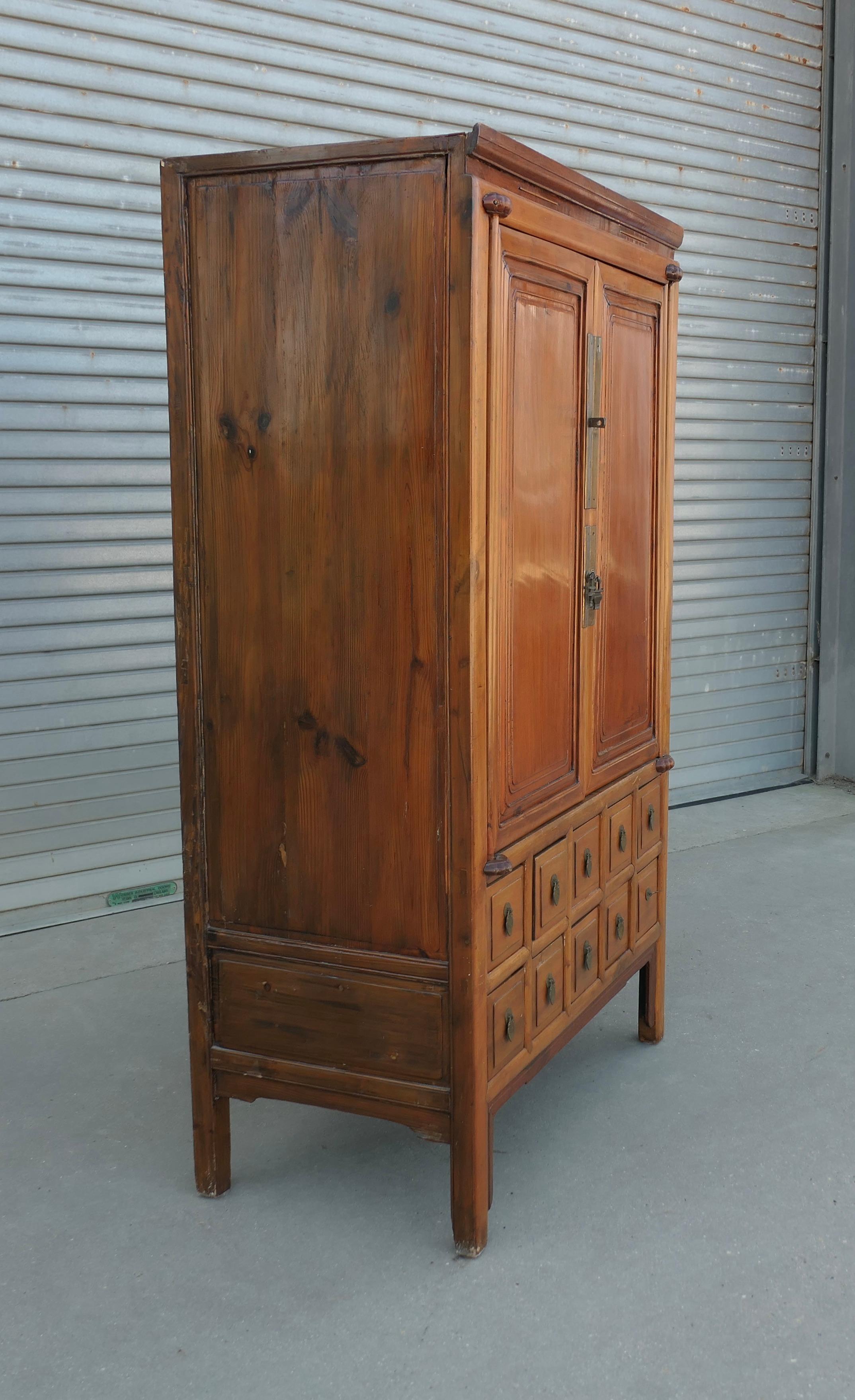 Teak Vecchia credenza in teak con 10 cassetti  Un pezzo molto vecchio e un po' primitivo in vendita