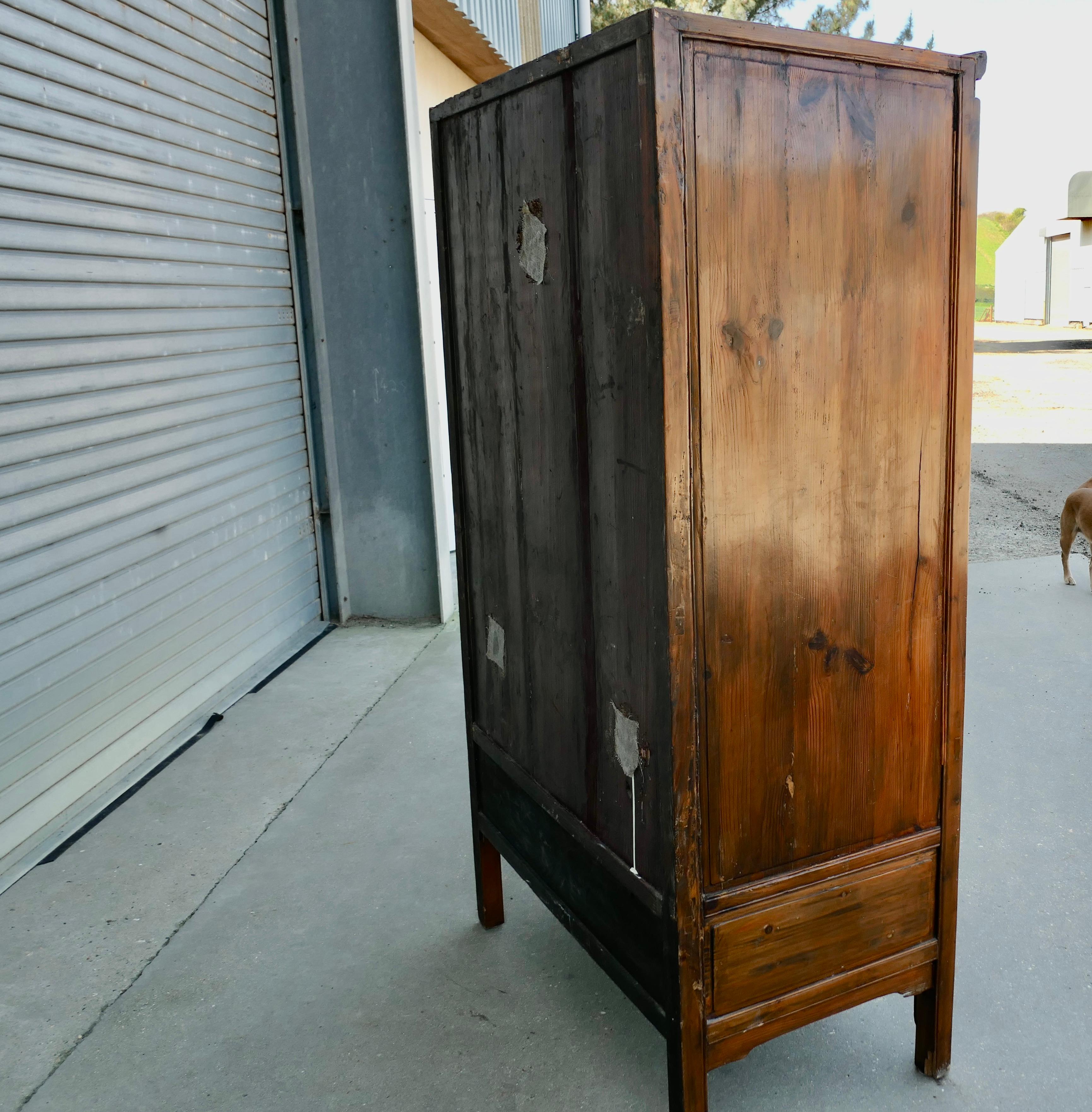 Vecchia credenza in teak con 10 cassetti  Un pezzo molto vecchio e un po' primitivo in vendita 1
