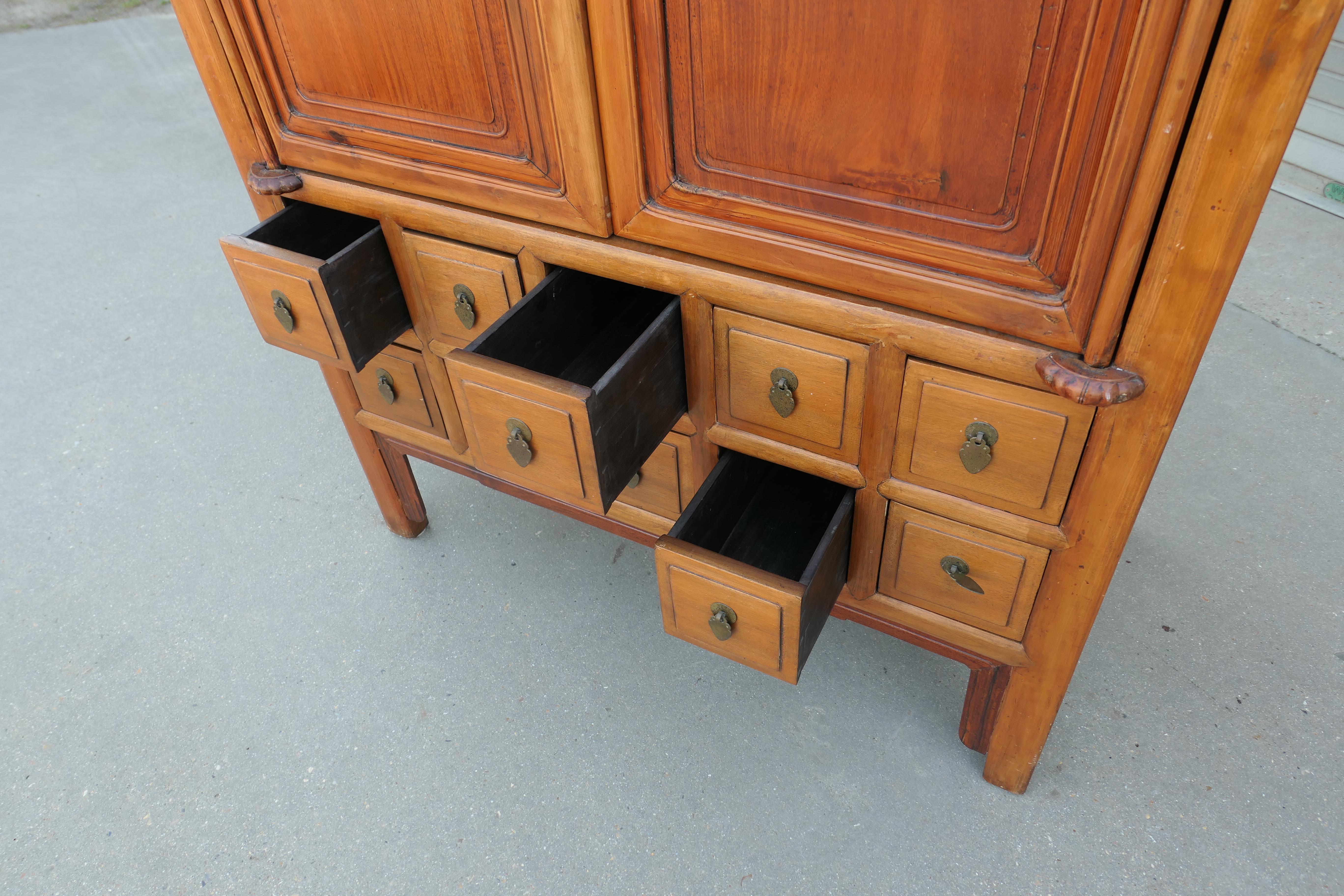 Vecchia credenza in teak con 10 cassetti  Un pezzo molto vecchio e un po' primitivo in vendita 2