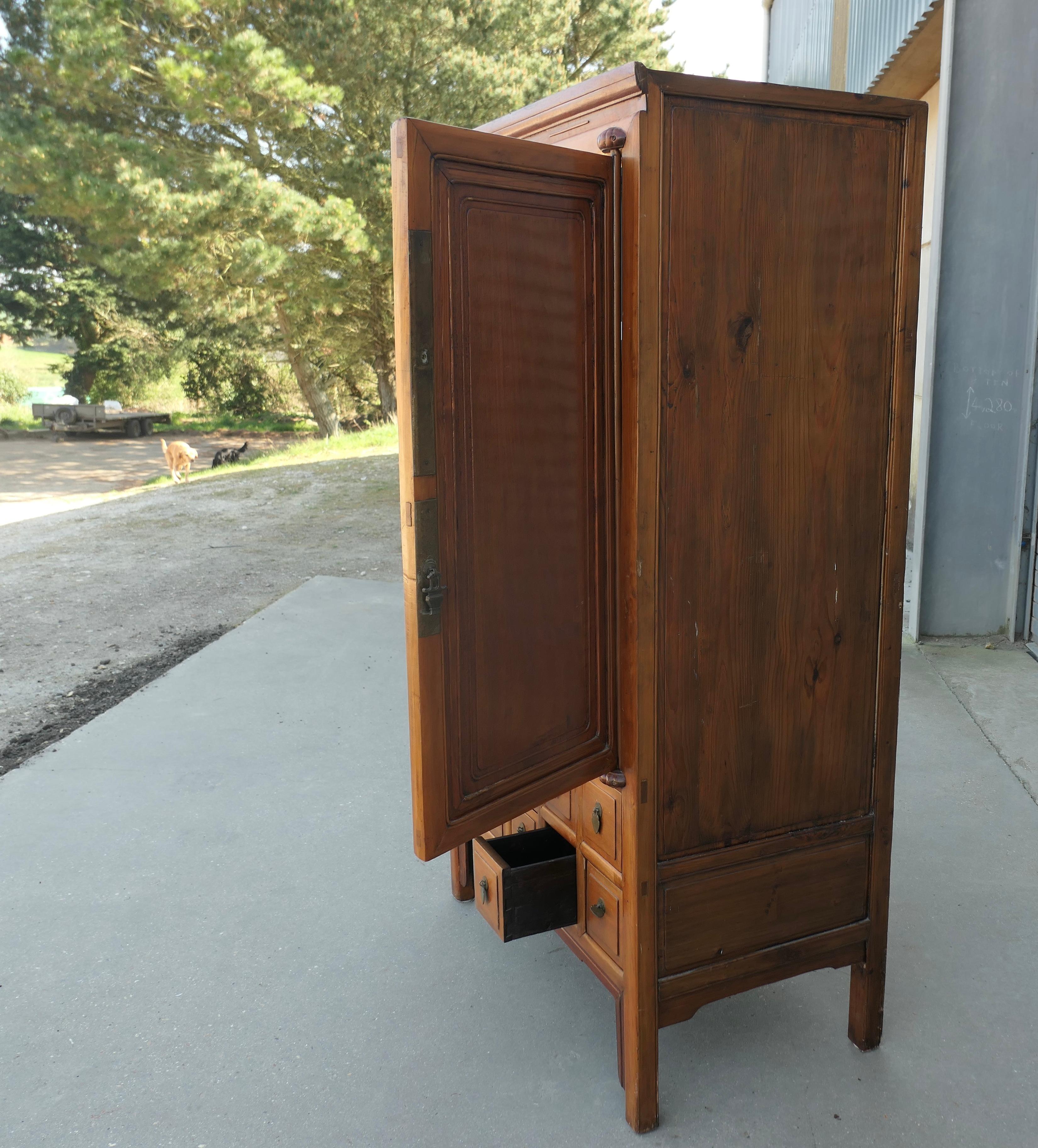 Vecchia credenza in teak con 10 cassetti  Un pezzo molto vecchio e un po' primitivo in vendita 3