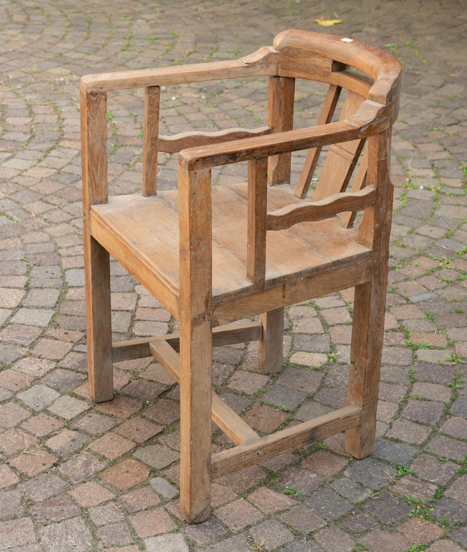 Hohe Stühle aus Teakholz aus Indien  (Handgefertigt) im Angebot