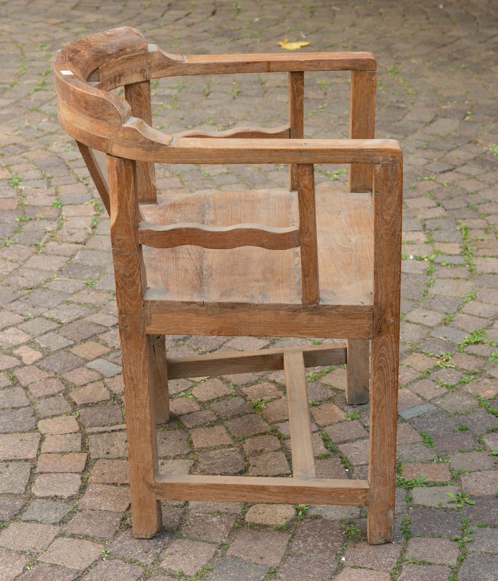 Hohe Stühle aus Teakholz aus Indien  (20. Jahrhundert) im Angebot