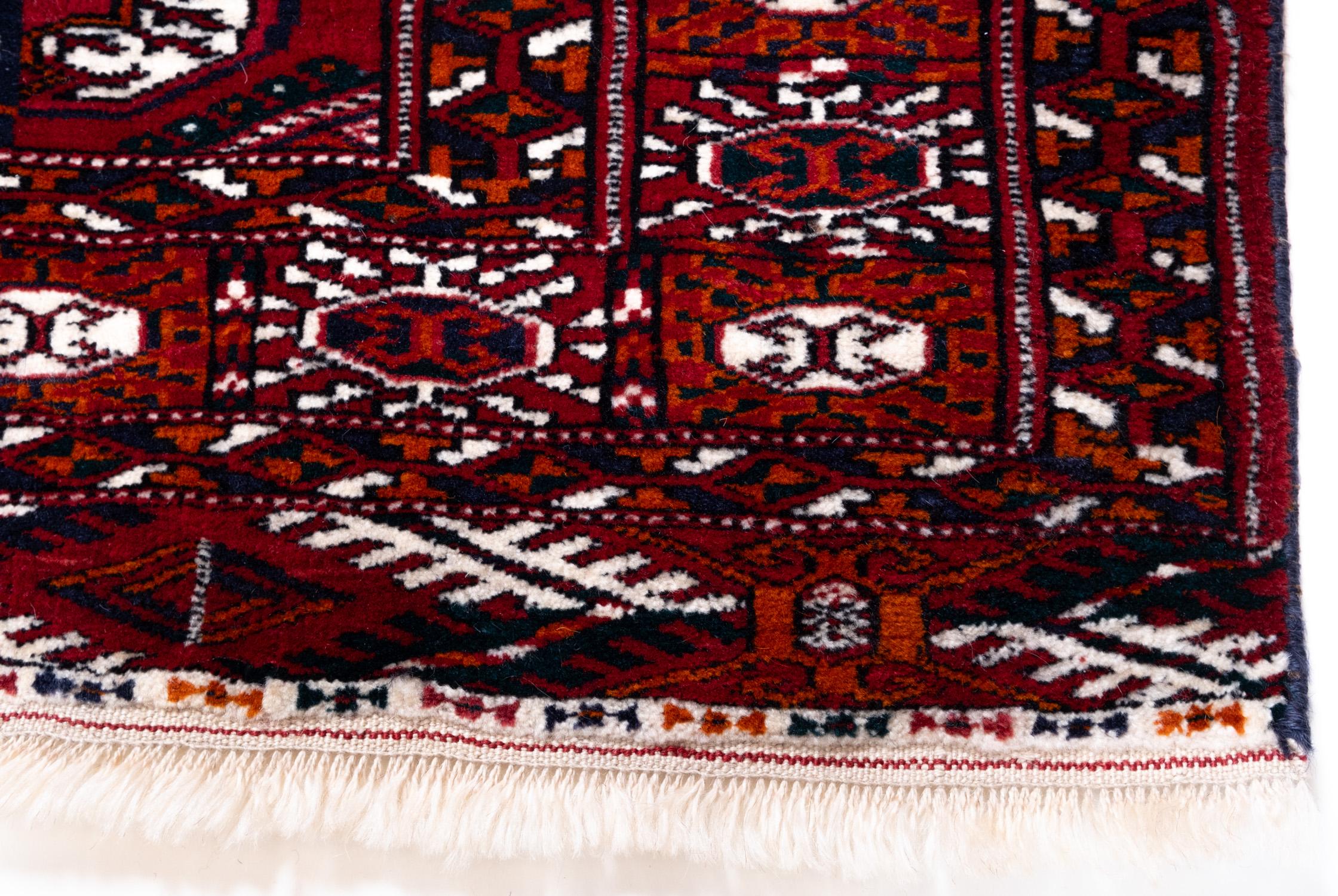 Si tratta di un tappeto turkmeno Tekke Bukhara dell'Asia centrale, proveniente dalla regione di Bukhara in Turkmenistan, con una rara e bellissima composizione di colori, materiali di alta qualità come lana e tinture.

Il tappeto Bukhara (Turkmen