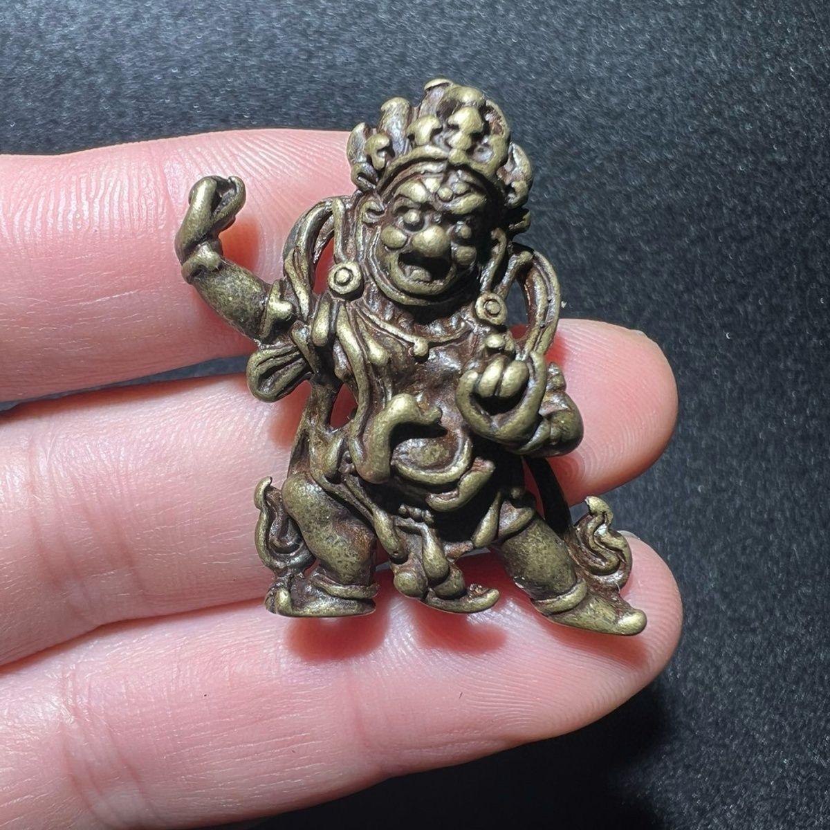 Plongez dans le riche patrimoine spirituel du Tibet avec cette vieille figure religieuse tibétaine en bronze, un artefact intemporel qui témoigne d'un savoir-faire et d'une dévotion profonds. Fabriquée à la main en bronze massif, cette statue sacrée