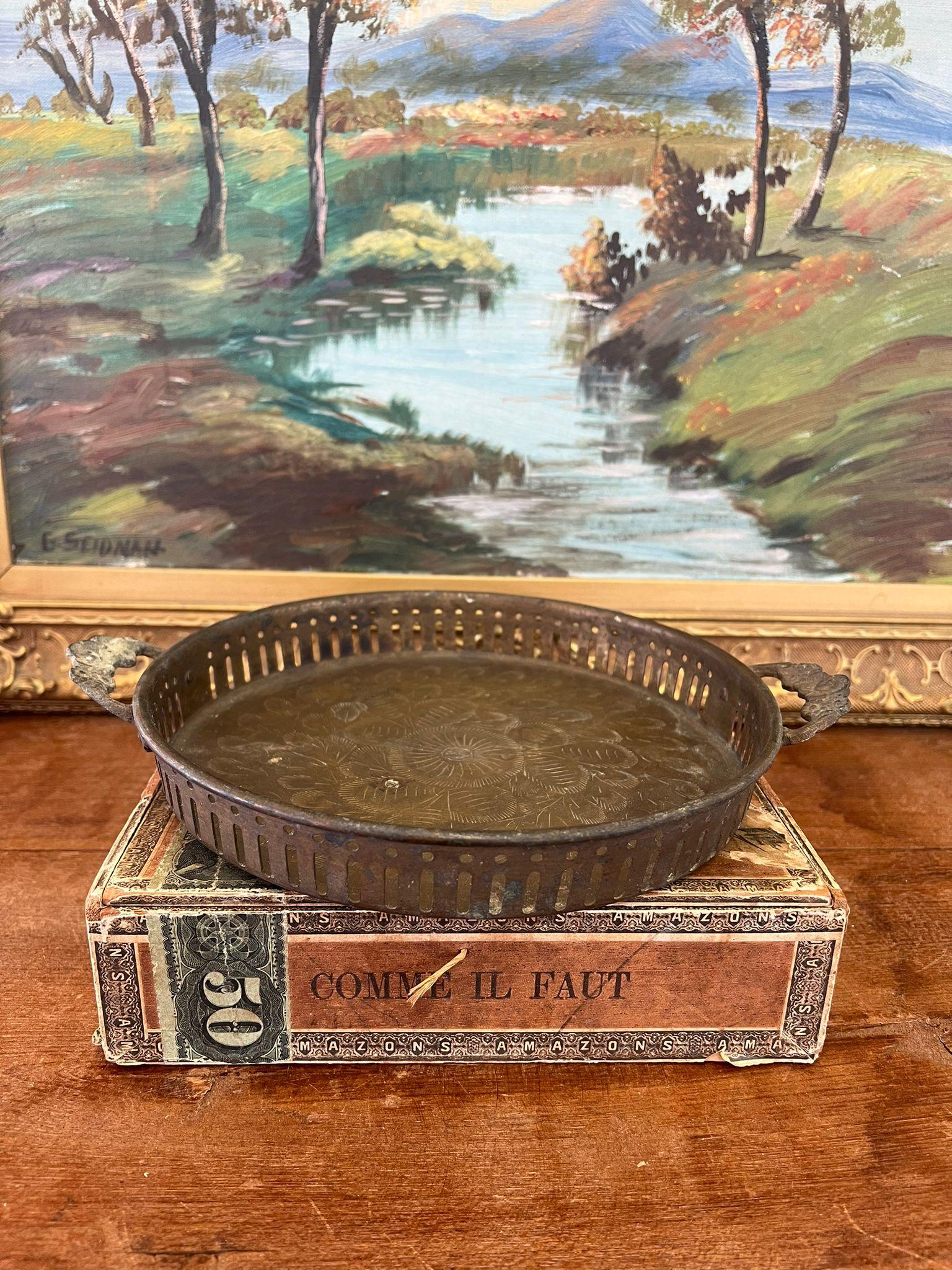 Questo pezzo è un vassoio di importazione indiana, forse in ottone. Questo pezzo ha una bella patina e carattere. Vintage Condit come da foto. L'inserzione si riferisce solo all'articolo descritto.

Dimensioni. Diametro 8,25