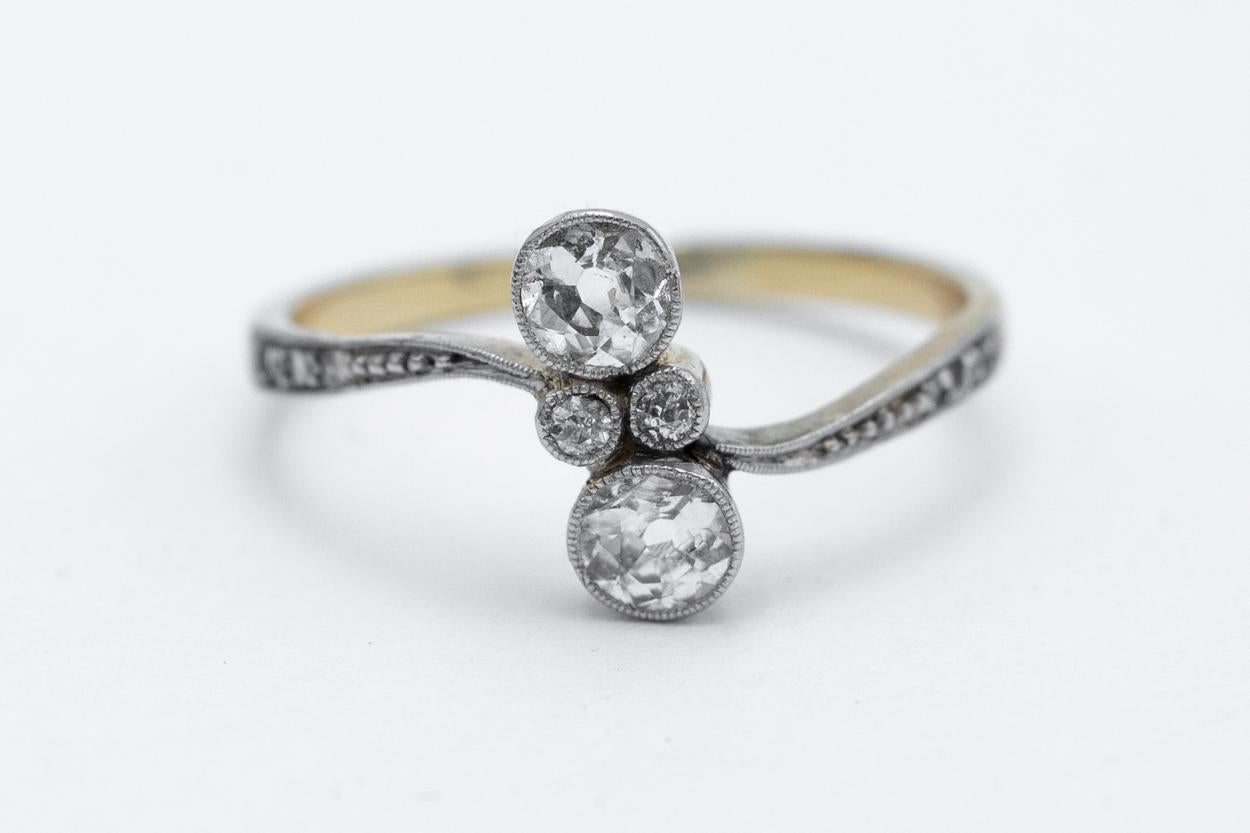 Art Deco Old toi et moi ring with old-cut diamonds, early 20th century For Sale