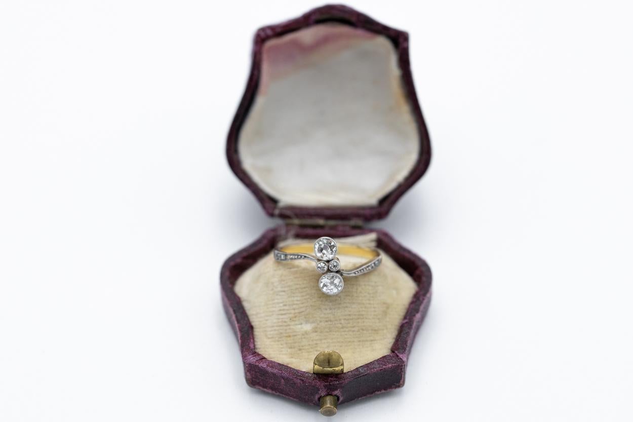 Old European Cut Old toi et moi ring with old-cut diamonds, early 20th century For Sale