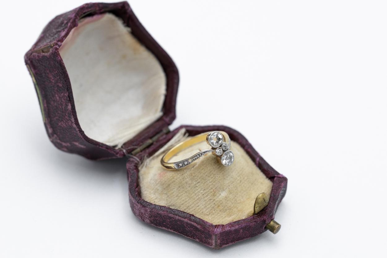 Old toi et moi ring with old-cut diamonds, early 20th century For Sale 1