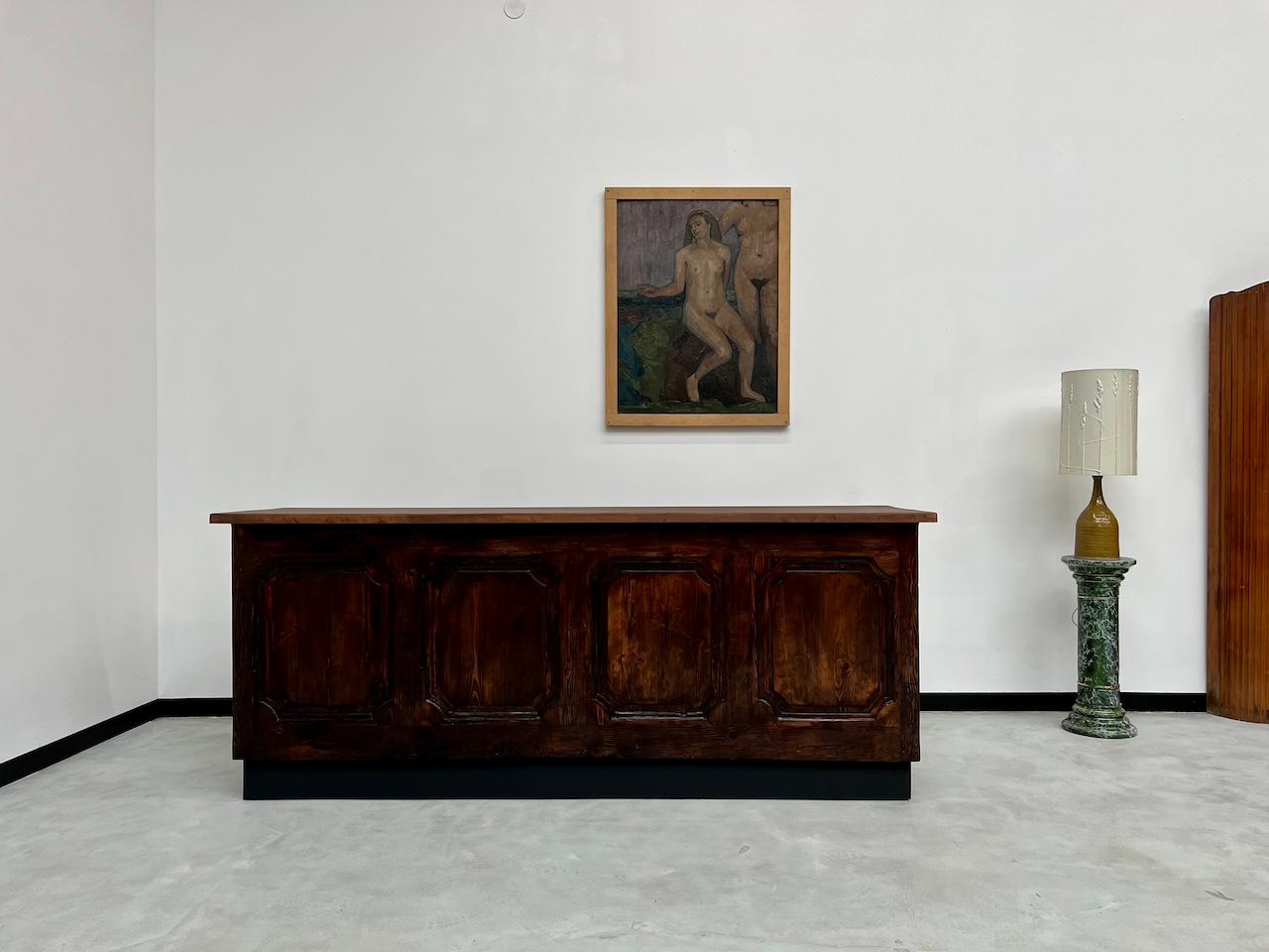 This trading post has been completely restored in our workshop. It consists of a walnut top, 16 perfectly functional and sliding drawers, 2 of which are equipped with a striker lock which work perfectly. The front paneling is in pine and dark oak