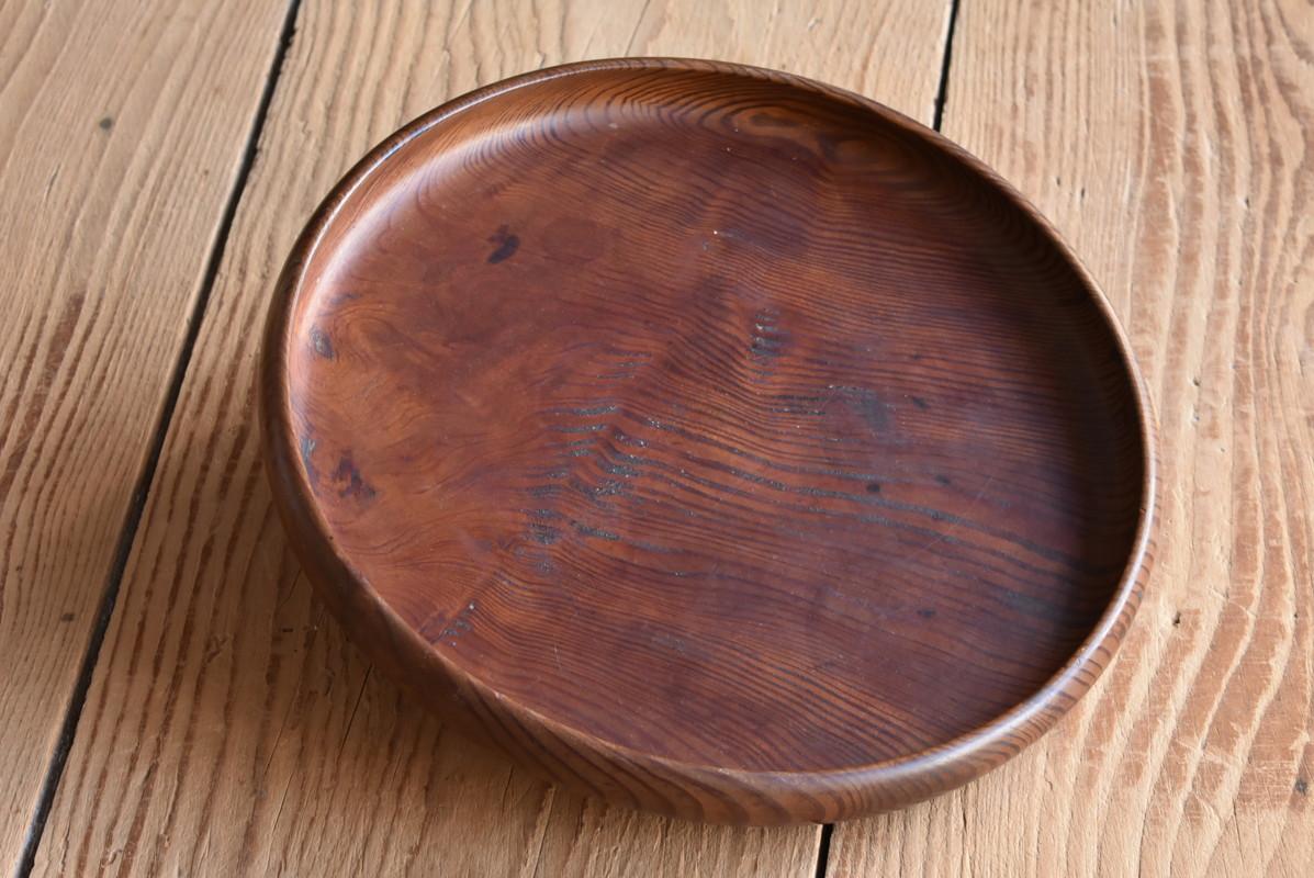 Crafts using pine have been made in Japan for a long time.
Obon is the most made of all.
Over time, the pine will turn brown with its own oil.
The Japanese have enjoyed it.

The pine used in this tray contains a lot of oil.
In addition, there