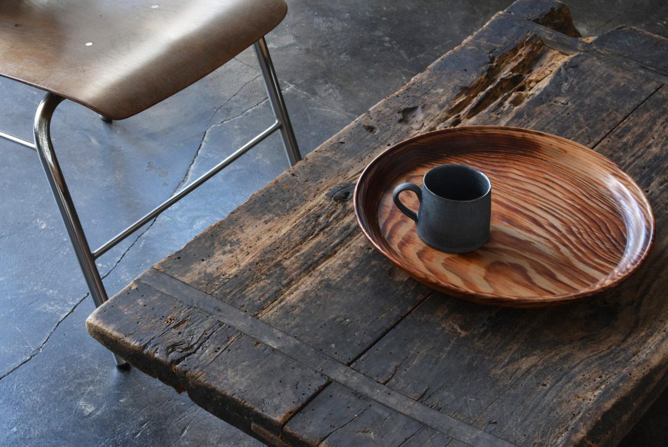 This tray is made of pine wood with beautiful grain.
In Japan, many round and square wooden trays have been made since ancient times.
They come in various sizes and materials.
Among them, pine wood is relatively used.
Pine contains a lot of oil,