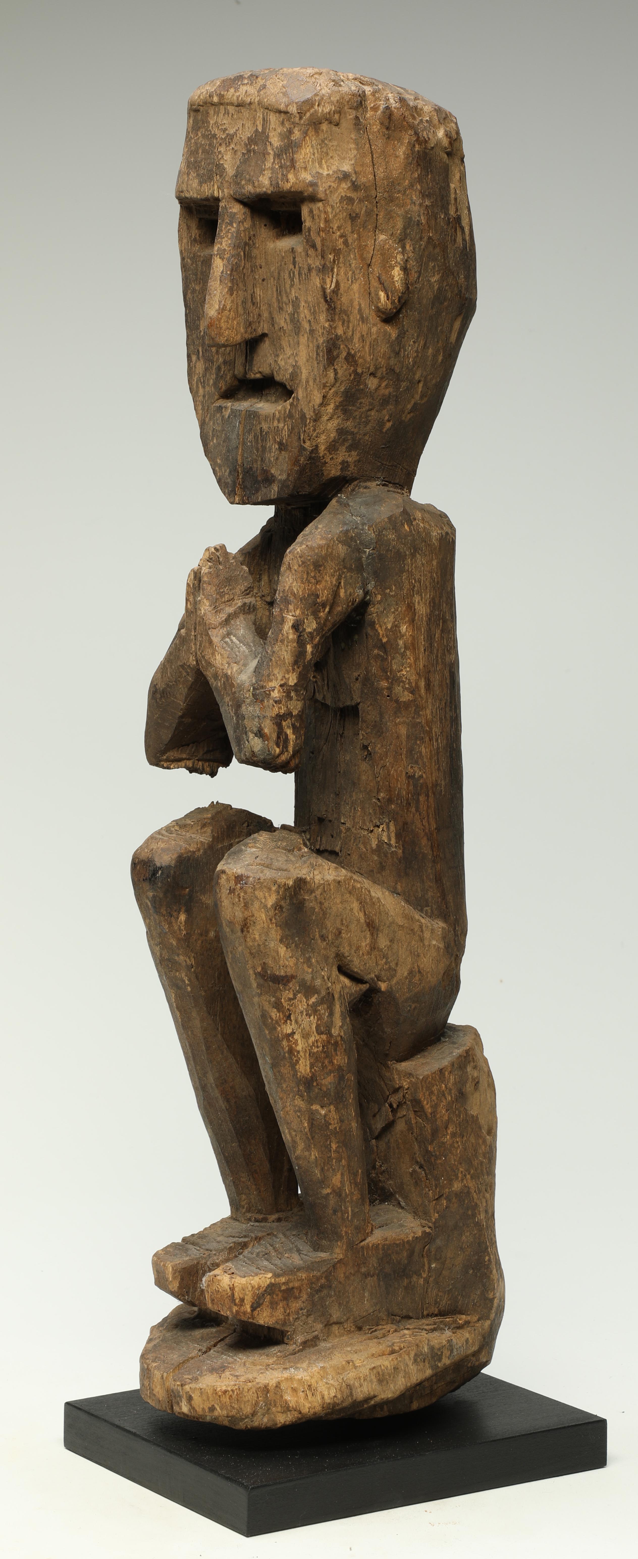 Sculpté à la main Ancienne figurine tribale cubiste squattant au printemps népalaise Namaste Asie du début du 20e siècle en vente