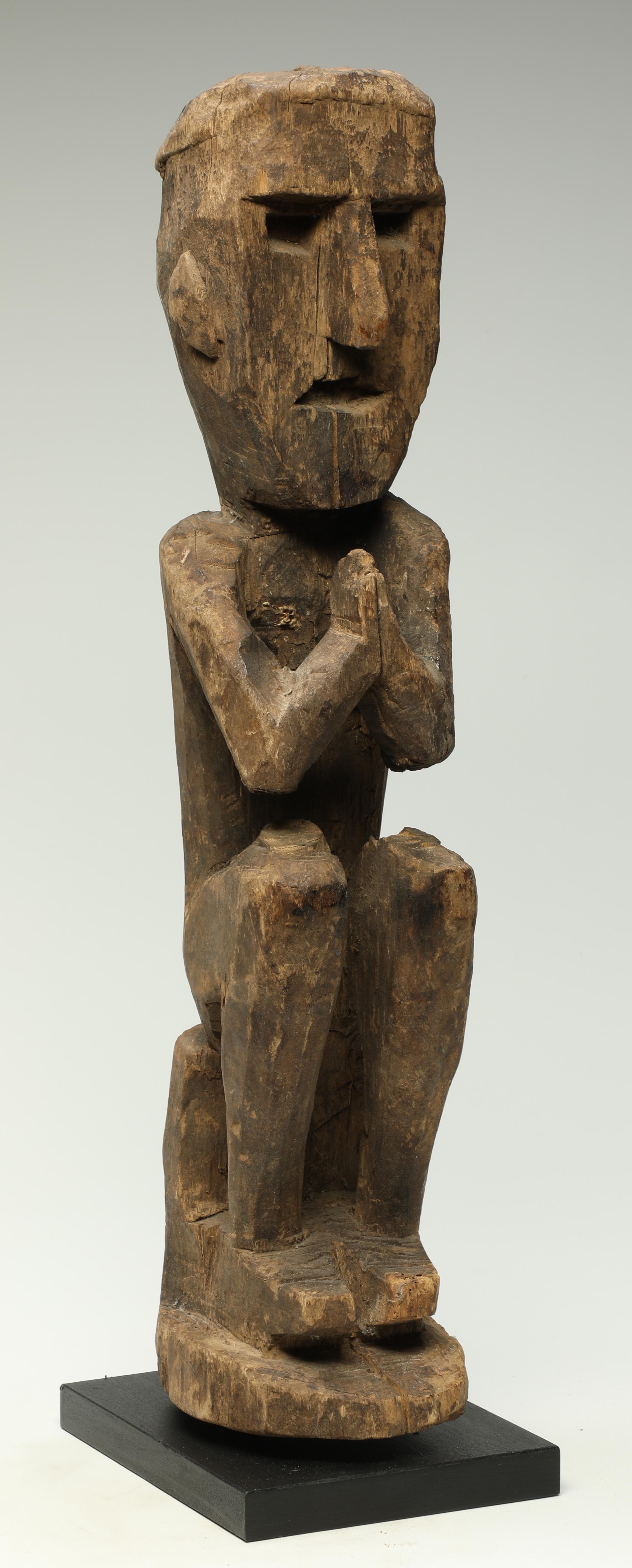 20ième siècle Ancienne figurine tribale cubiste squattant au printemps népalaise Namaste Asie du début du 20e siècle en vente