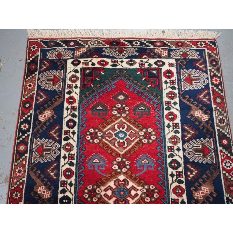 Old Turkish Dosemealti Rug With Three Medallion Design, Circa 1960 In Excellent Condition In Moreton-In-Marsh, GB