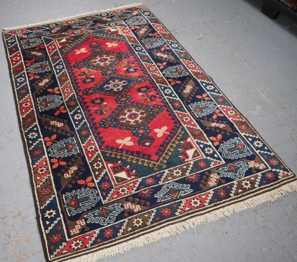 Una alfombra turca Dosemealti del diseño tradicional de este pueblo
Alrededor de 1960

Una alfombra muy buena y bien hecha, con un color excelente que incluye un fondo rojo suave con tres pequeños medallones y rosetas florales Los diseños de los