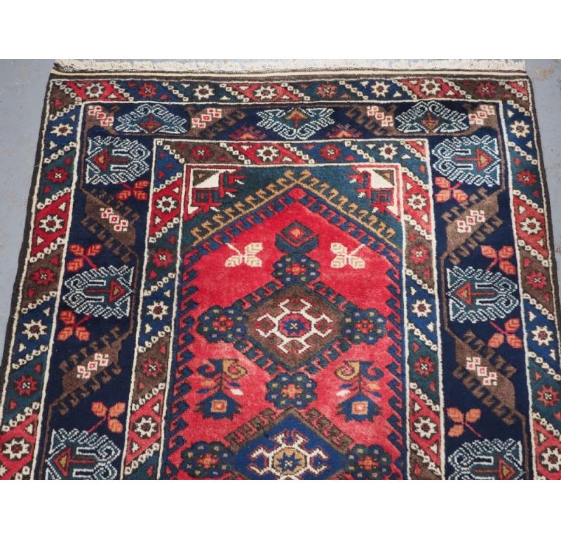 Antigua alfombra turca Dosemealti Village, diseño de medallón pequeño, circa 1960 Turco en venta