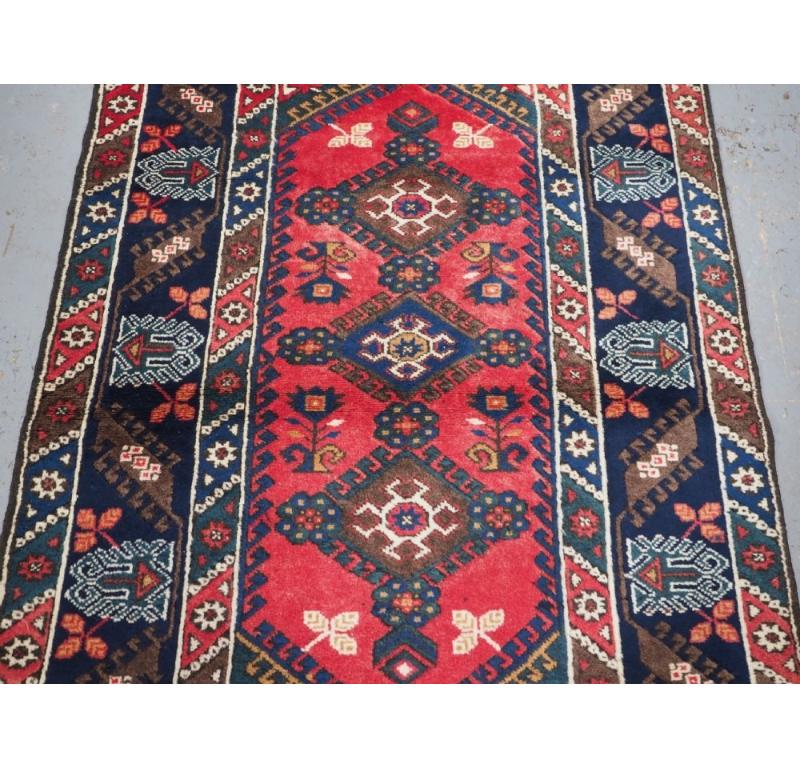 Antigua alfombra turca Dosemealti Village, diseño de medallón pequeño, circa 1960 en Excelente estado para la venta en Moreton-In-Marsh, GB