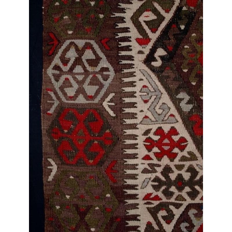 Alttürkischer Kelim der Region Fethiye

Südwestanatolien
CIRCA 1930/40

Klassisches Design und Farbe

Guter Zustand mit leichten Gebrauchsspuren

Von Hand gewaschen und einsatzbereit

Zusätzliche Informationen:
Herkunftsort: Türkei
Zeitraum: CIRCA