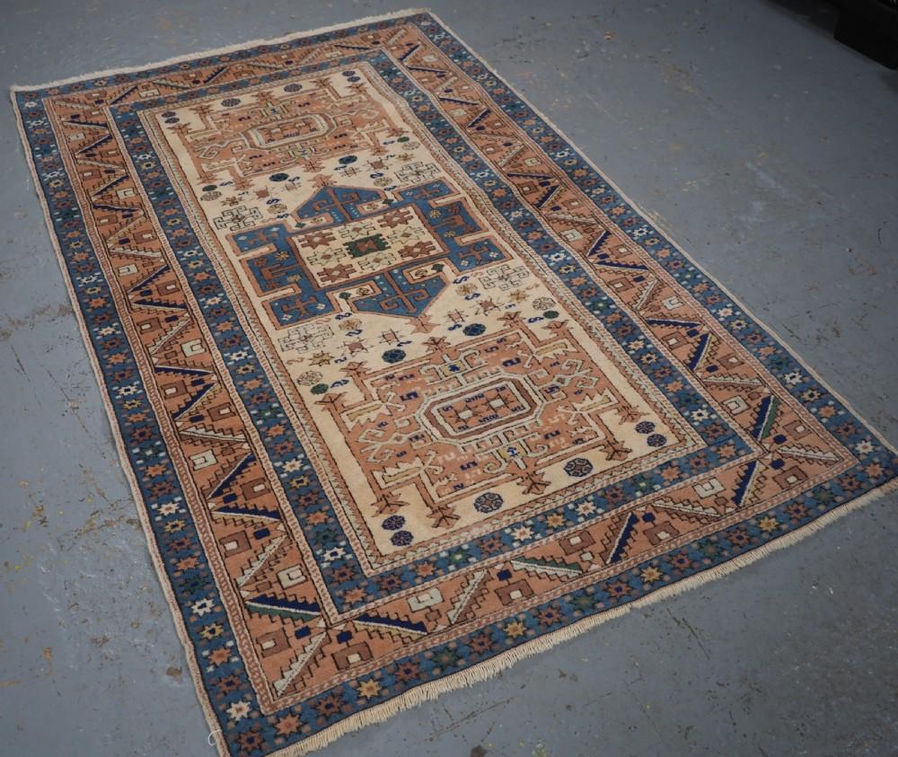 Alttürkischer Teppich aus der Region Kars im kaukasischen Kazak-Design

Der Teppich ist etwa 50 Jahre alt.

Dies ist ein gut gemachter Teppich mit guter Wolle und weichen Pastellfarben

Es gibt sehr leichte gleichmäßige Abnutzung, fast voller