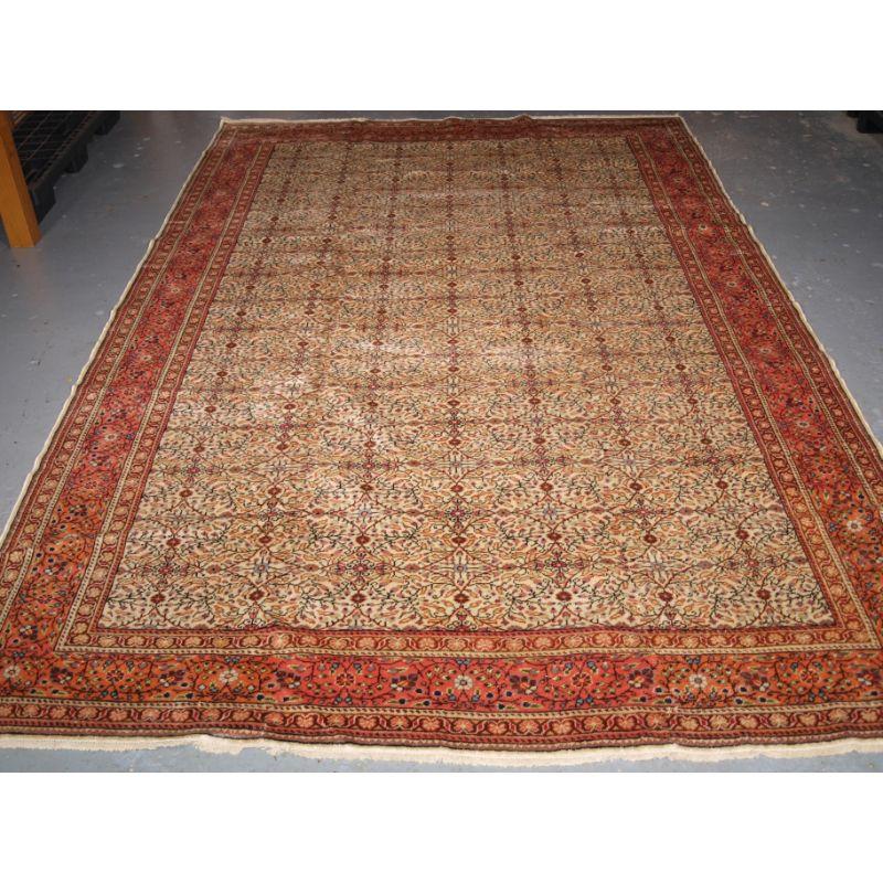 Antigua alfombra turca de Kayseri con diseño floral tradicional integral sobre fondo marfil claro.

La alfombra tiene una paleta de colores pastel claros con un diseño floral muy fino en toda la superficie, y el borde es de una paleta de colores